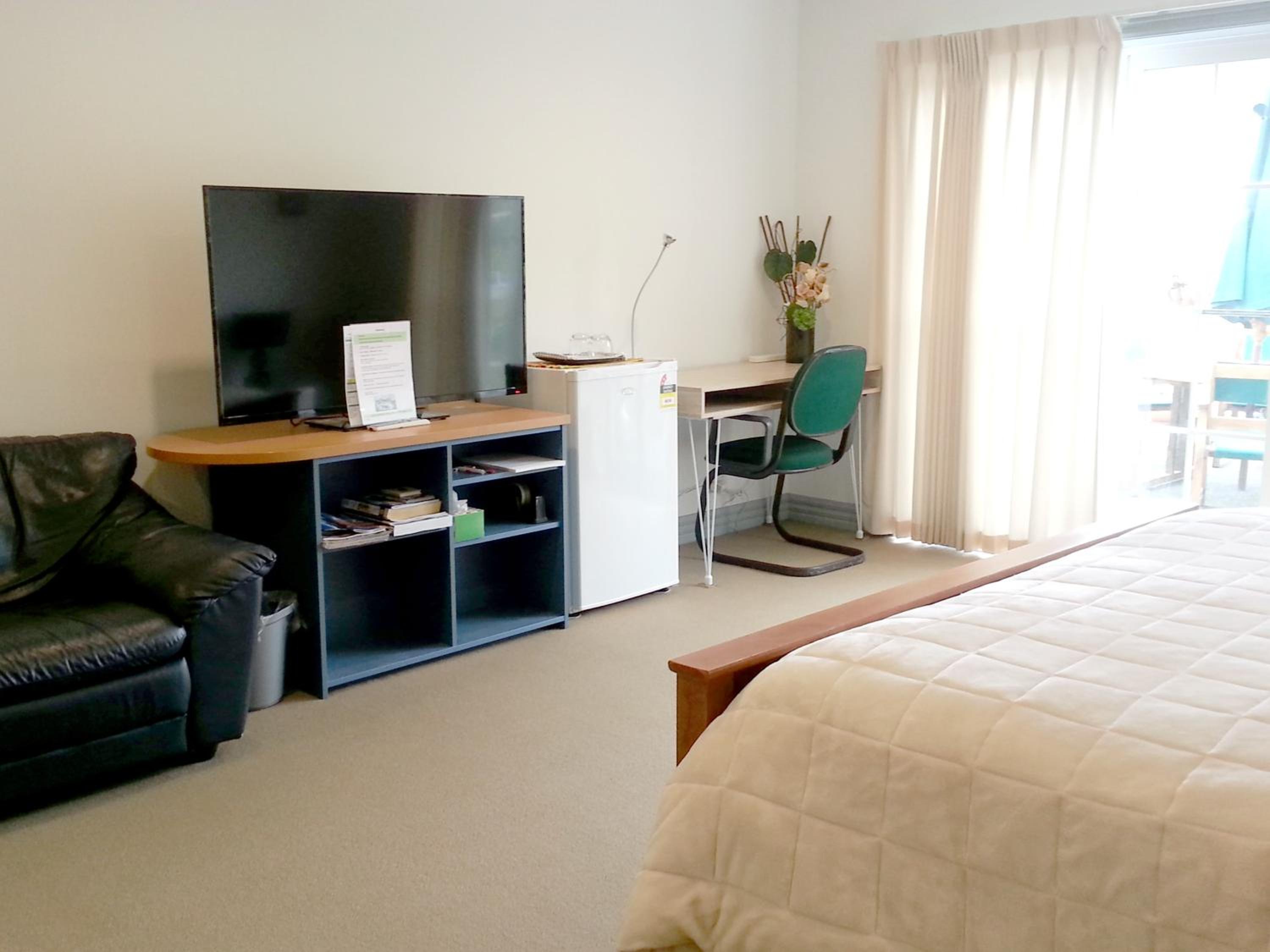 Deluxe King Room with Courtyard Access