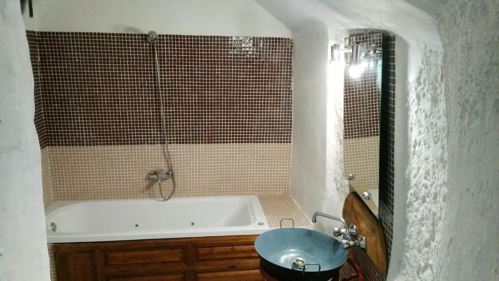 Cave with hot tub two bedrooms - Photo 9