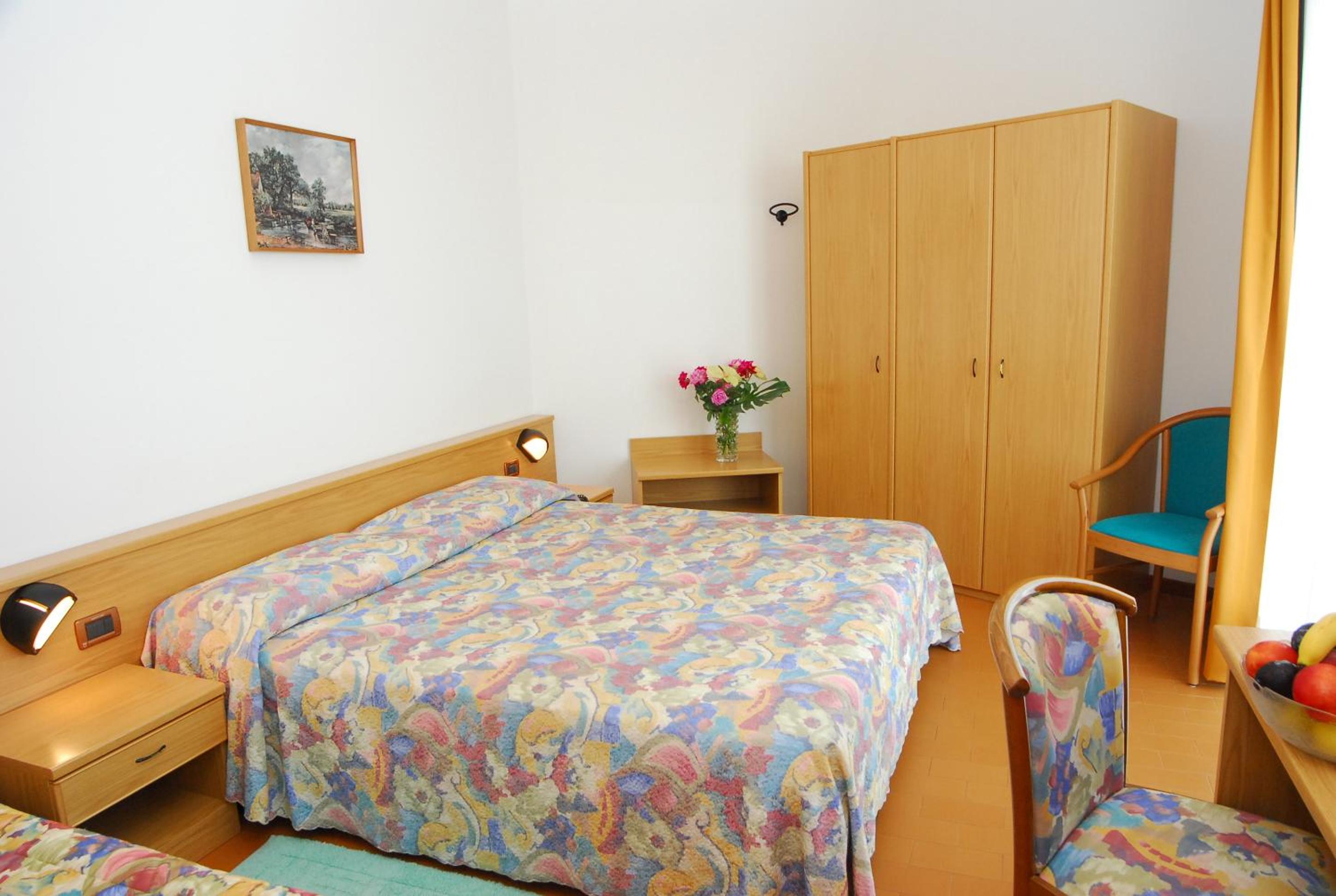 Economy Double or Twin Room with Partial Sea View photo 1
