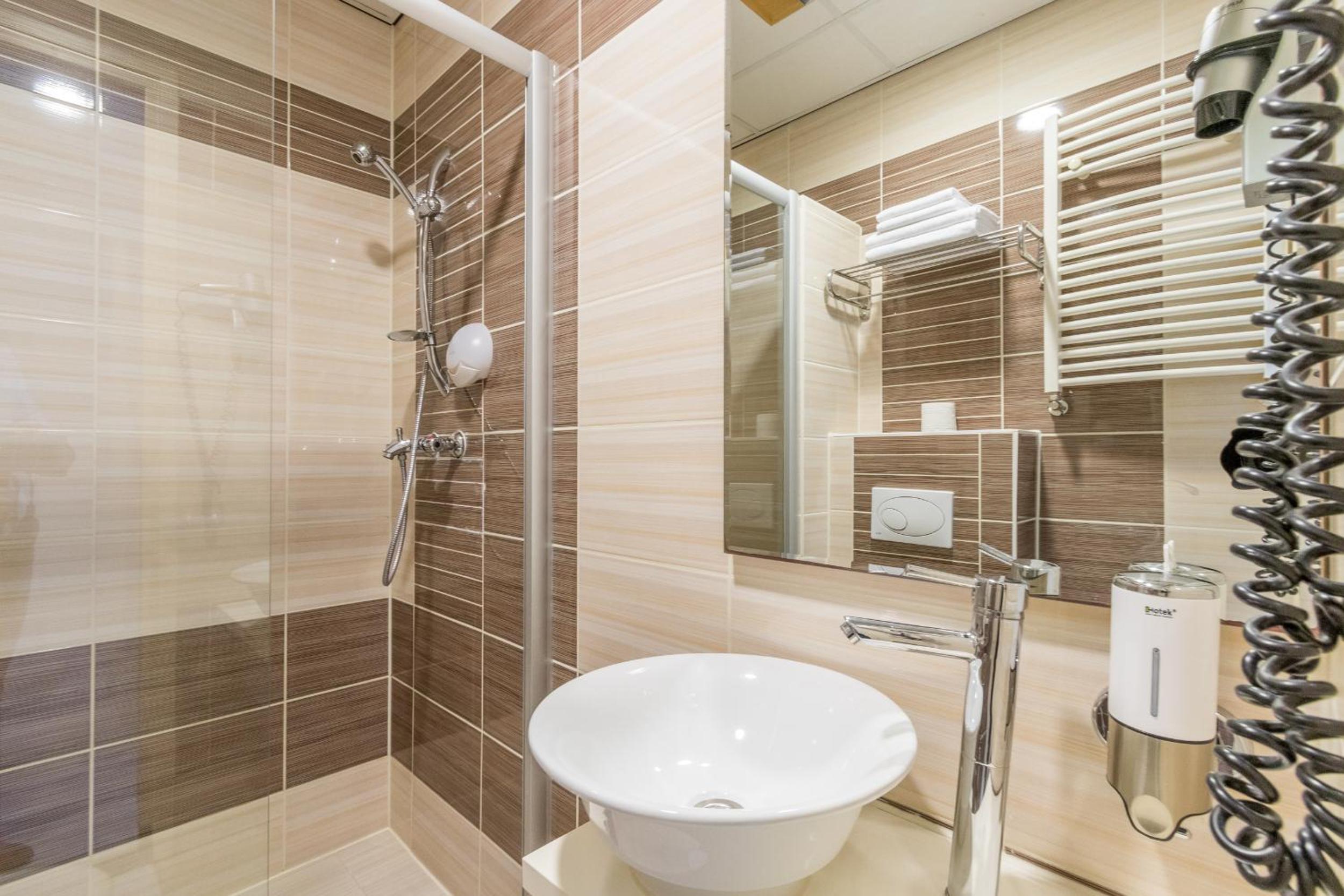Double or Twin Room - Photo 6