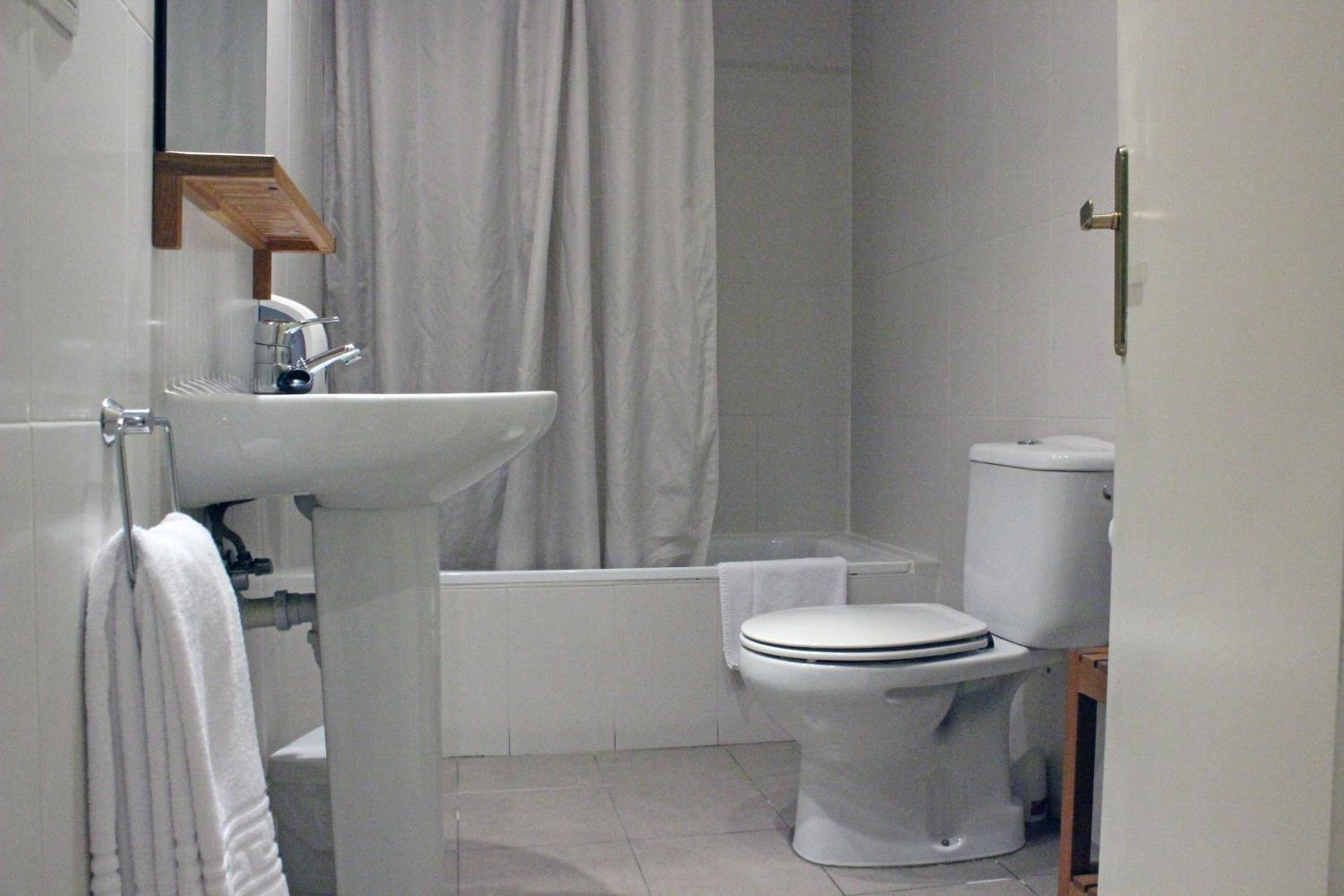 Twin Room - Photo 2