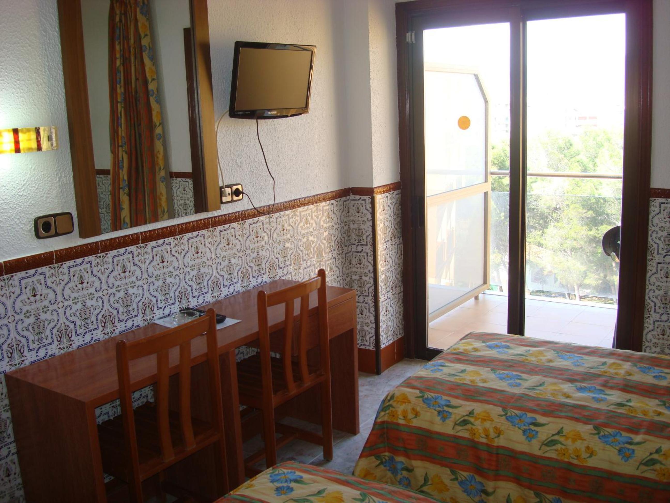 Habitación Doble o con Dos Camas con Vista a la Piscina (2 Adultos + 1 Niño)