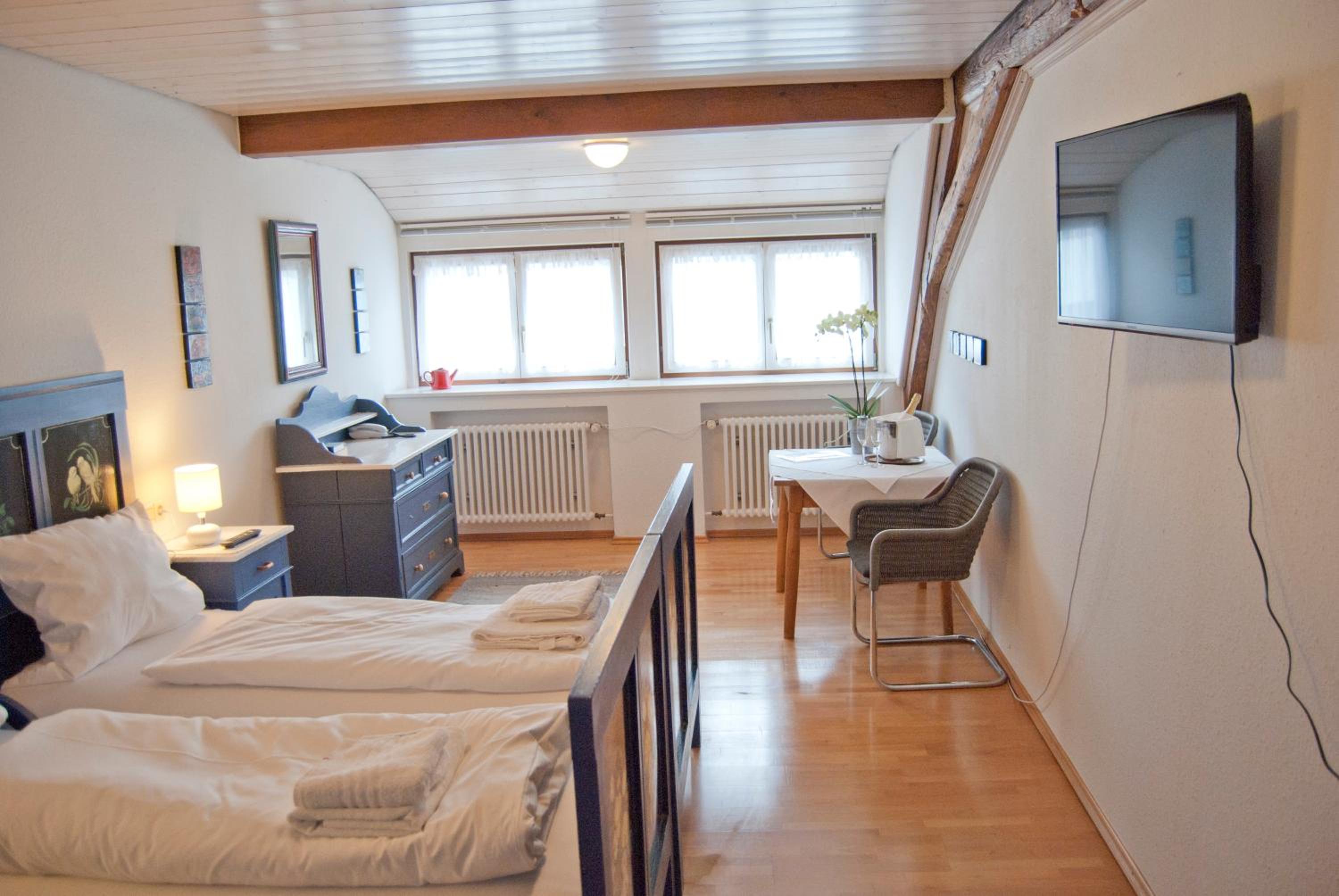 Double Room with Private Bathroom - Photo 2