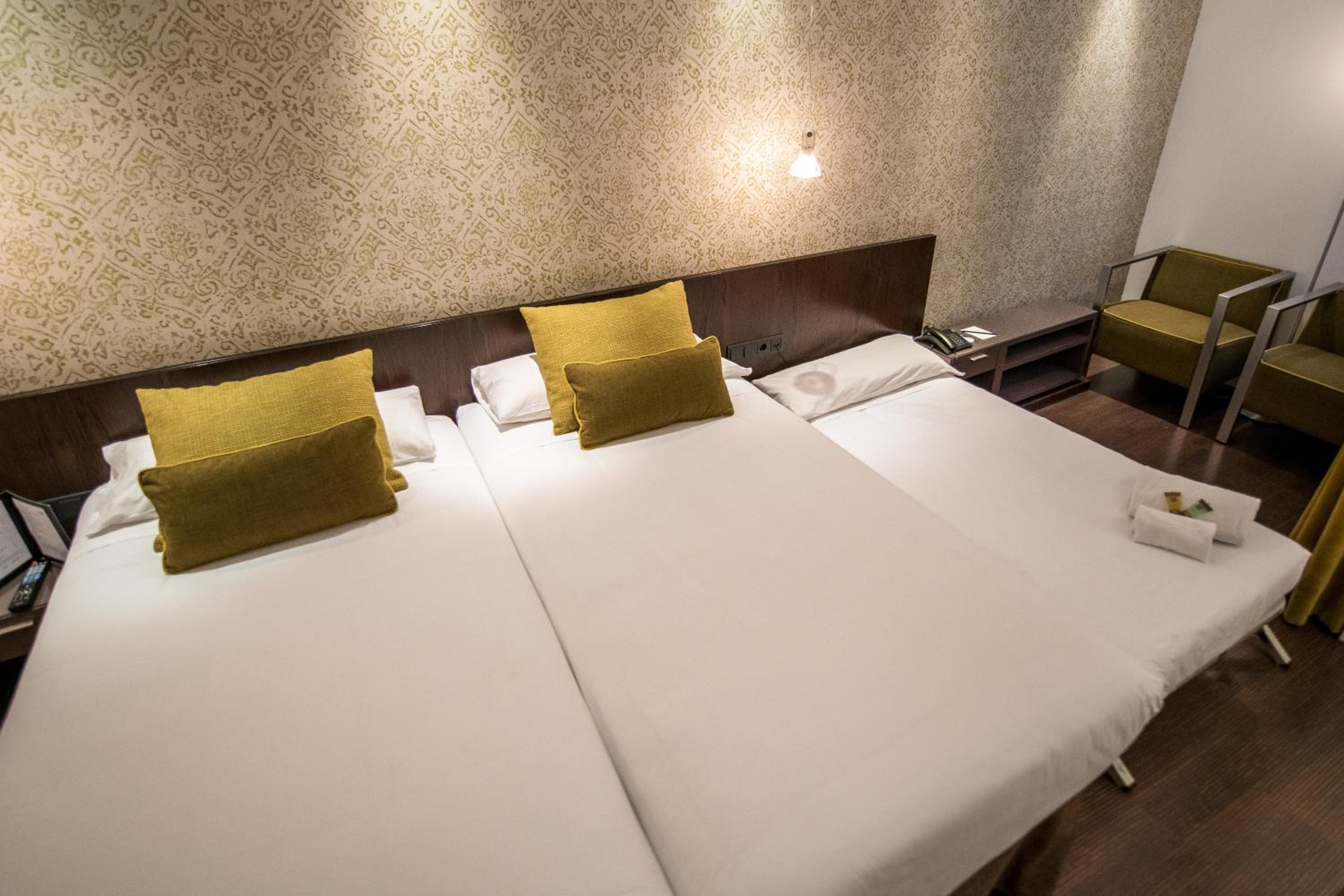 Standard Triple Room thumbnail 5