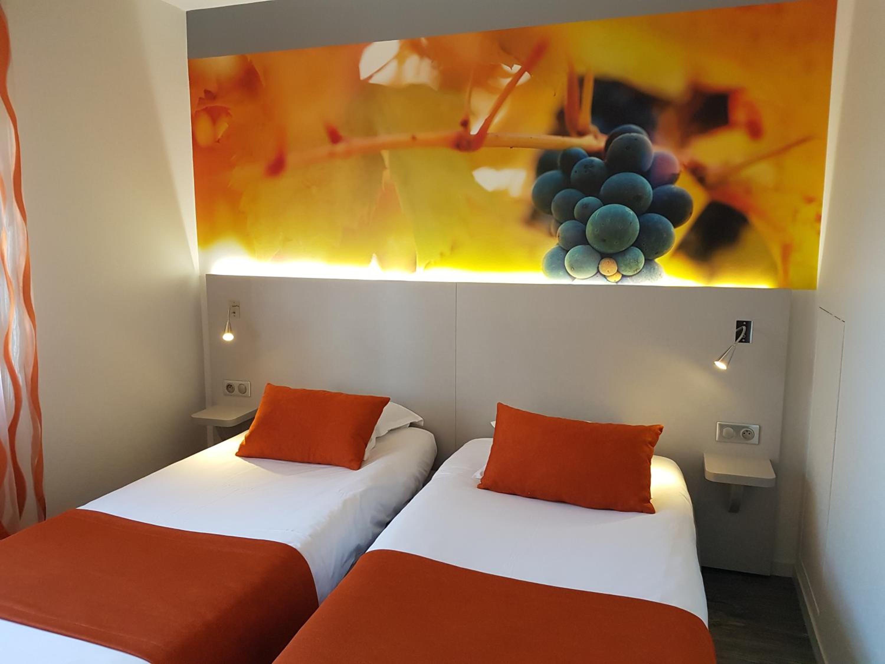 Twin Room - Photo 2