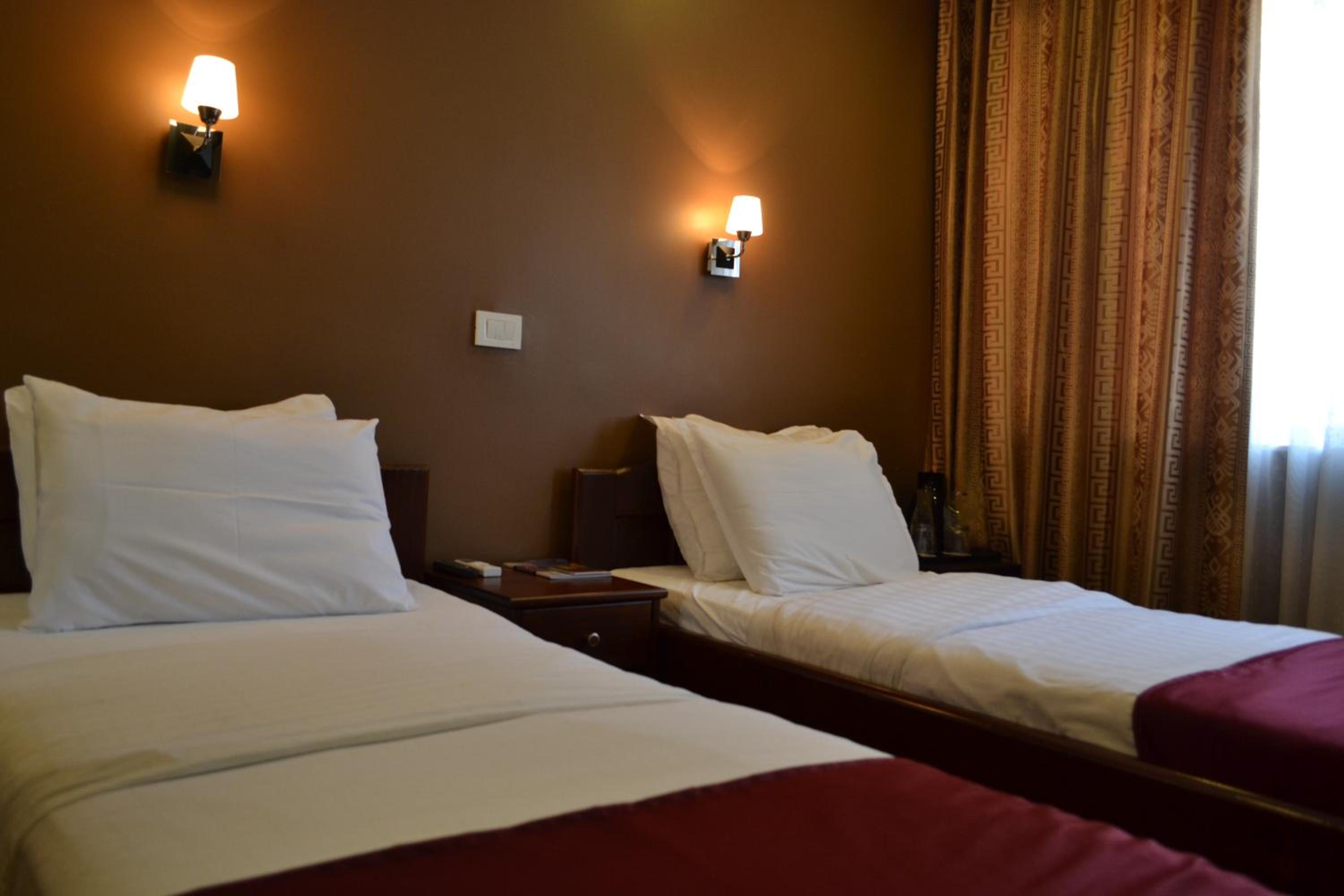 Standard Twin Room - Photo 6