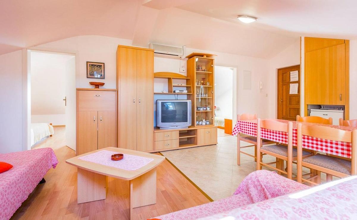 Two-Bedroom Apartment (7 Adults)