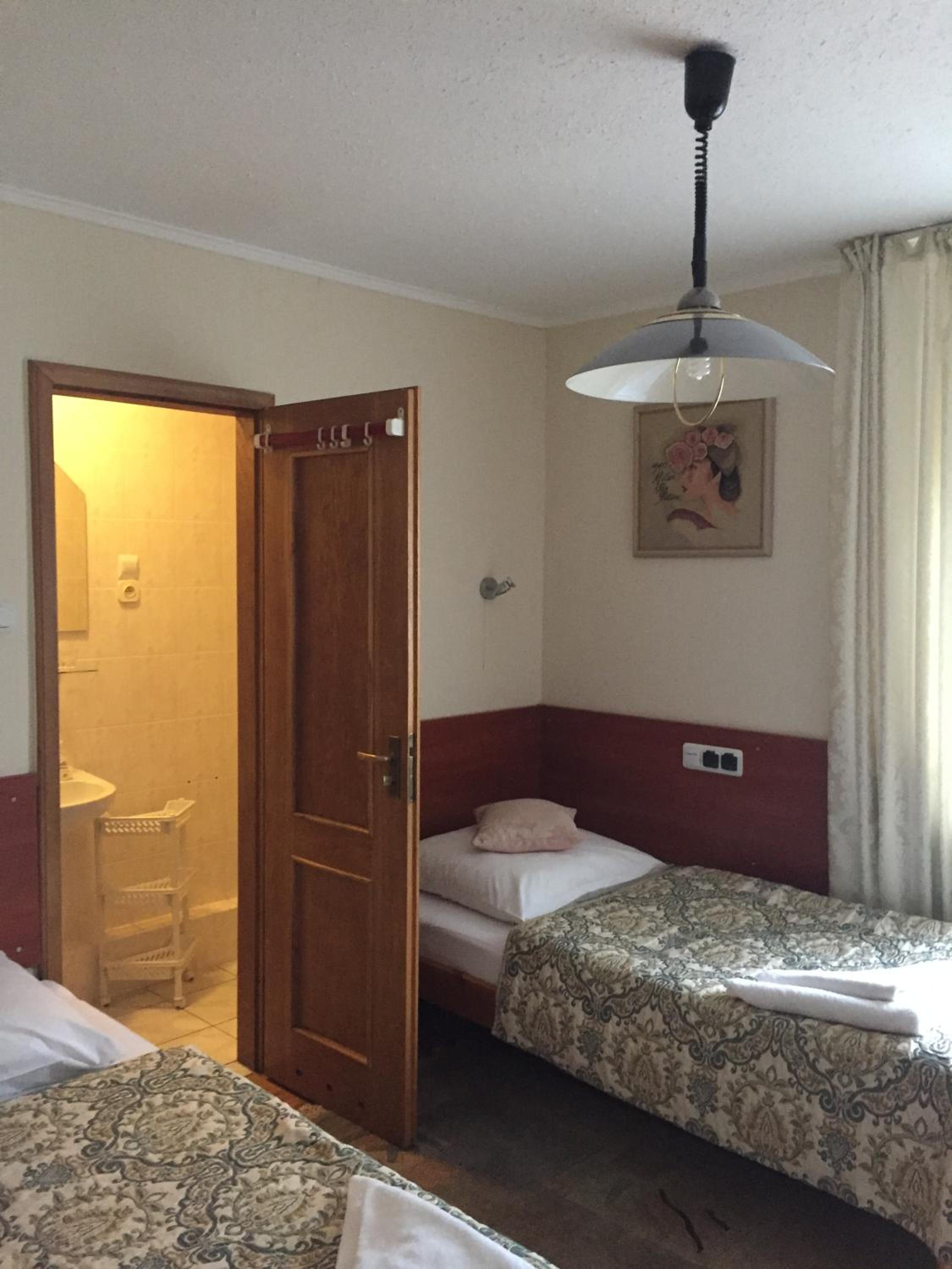 Twin Room with Bathroom - Photo 8