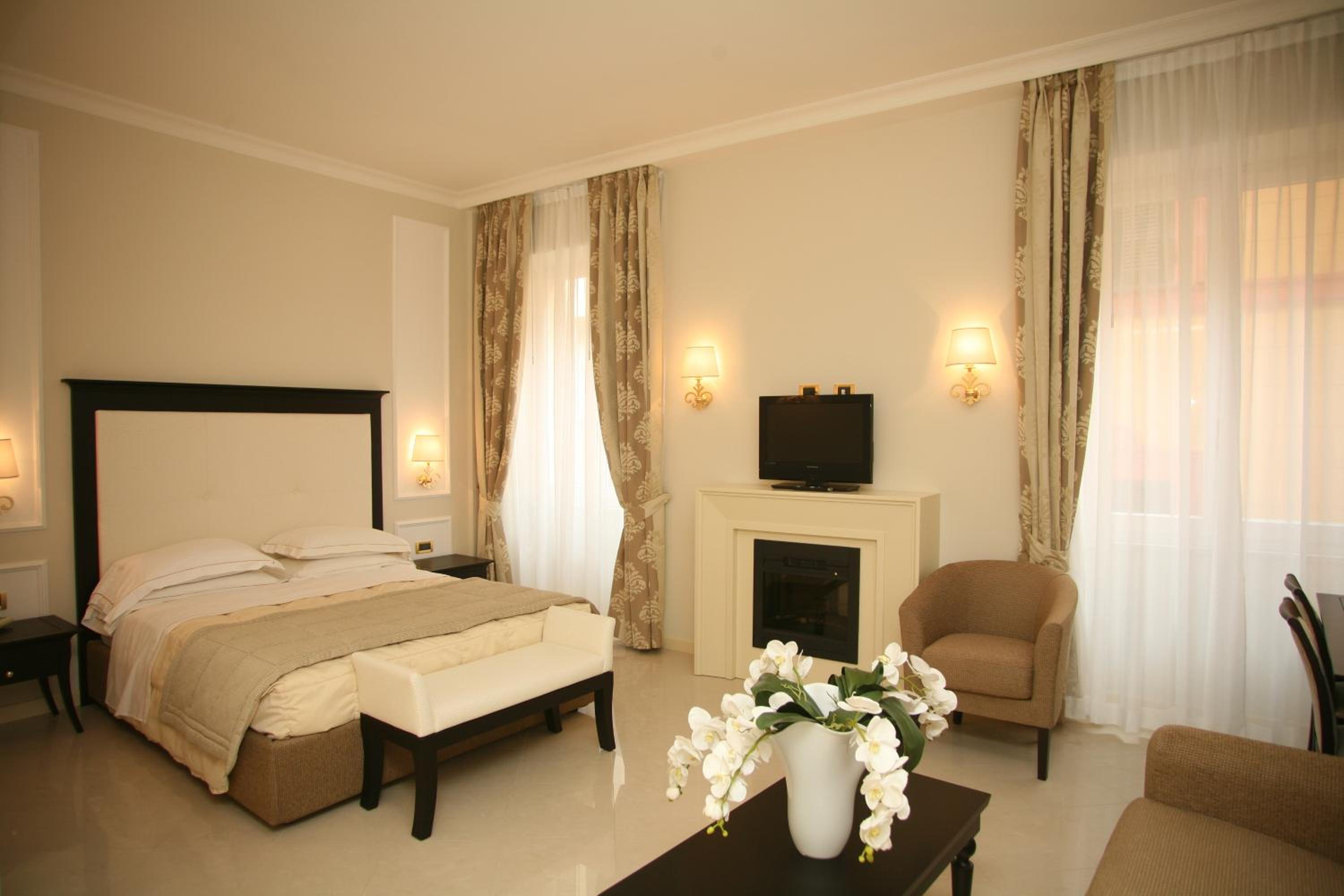 Deluxe Double or Twin Room with City View - Photo 2
