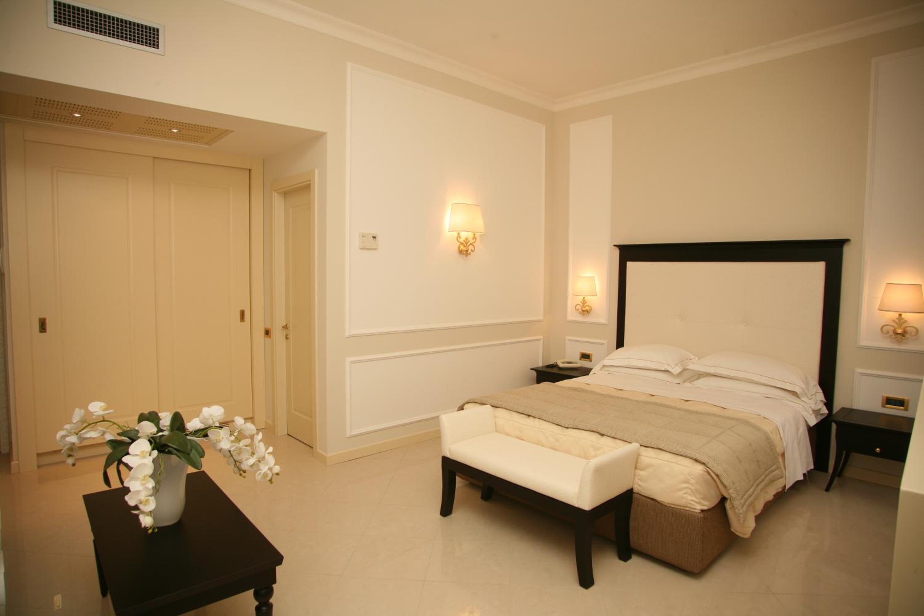 Deluxe Double or Twin Room with City View - Photo 4