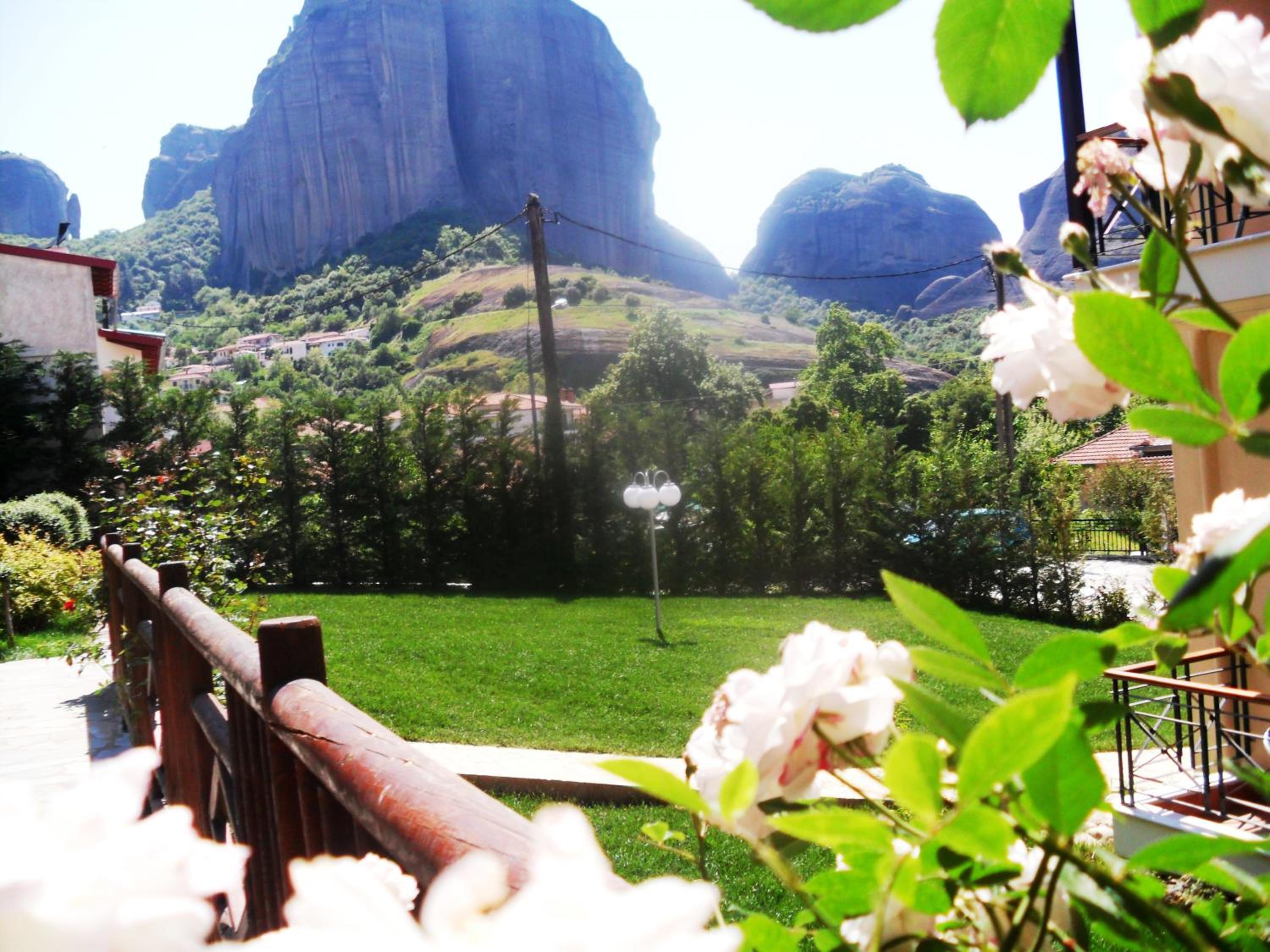 Deluxe Junior Family Suite with Garden and Panoramic Meteora View photo 3