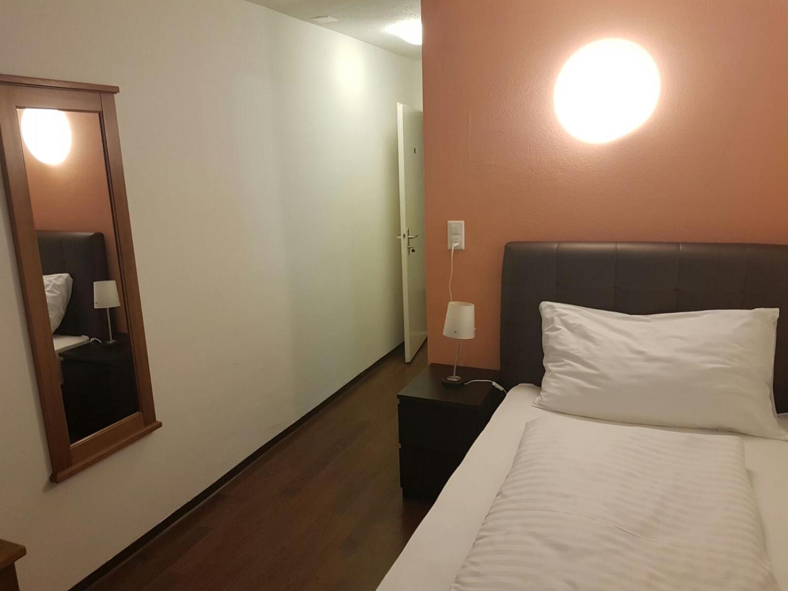 Double Room with Private Bathroom - Photo 6