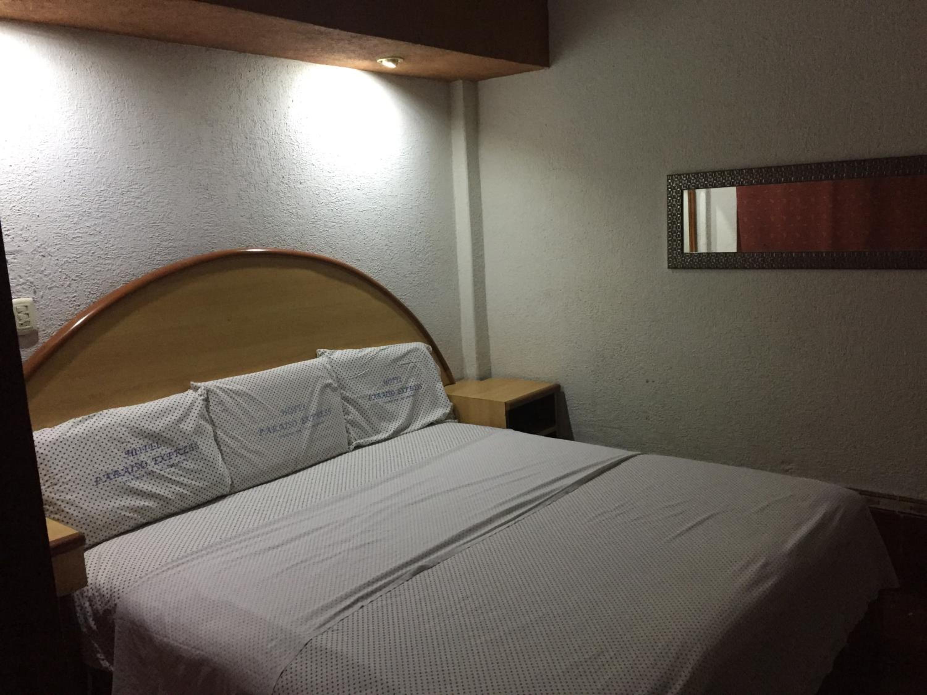 Deluxe King Room - Photo 10