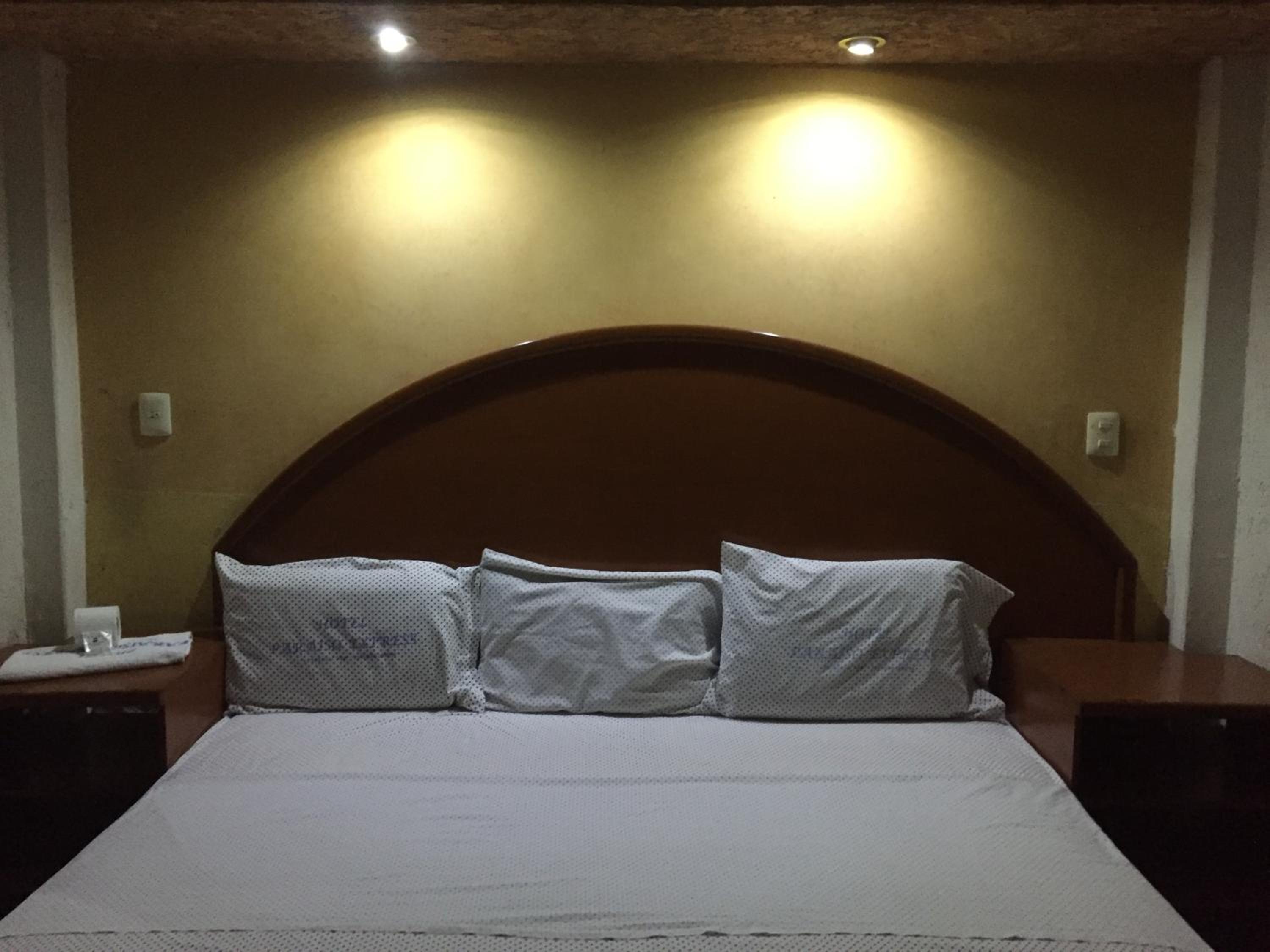 Deluxe King Room - Photo 7