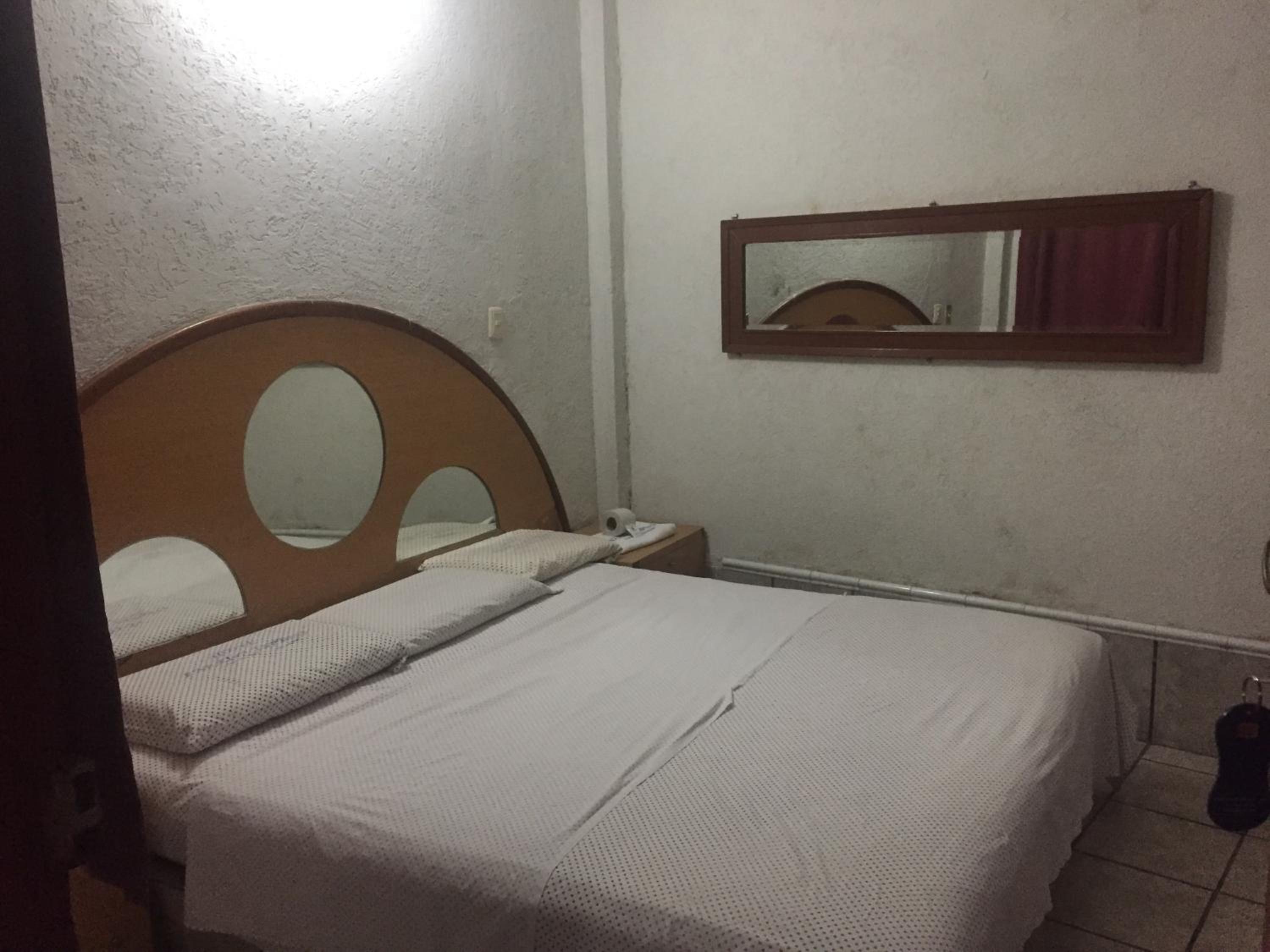 Deluxe King Room - Photo 9