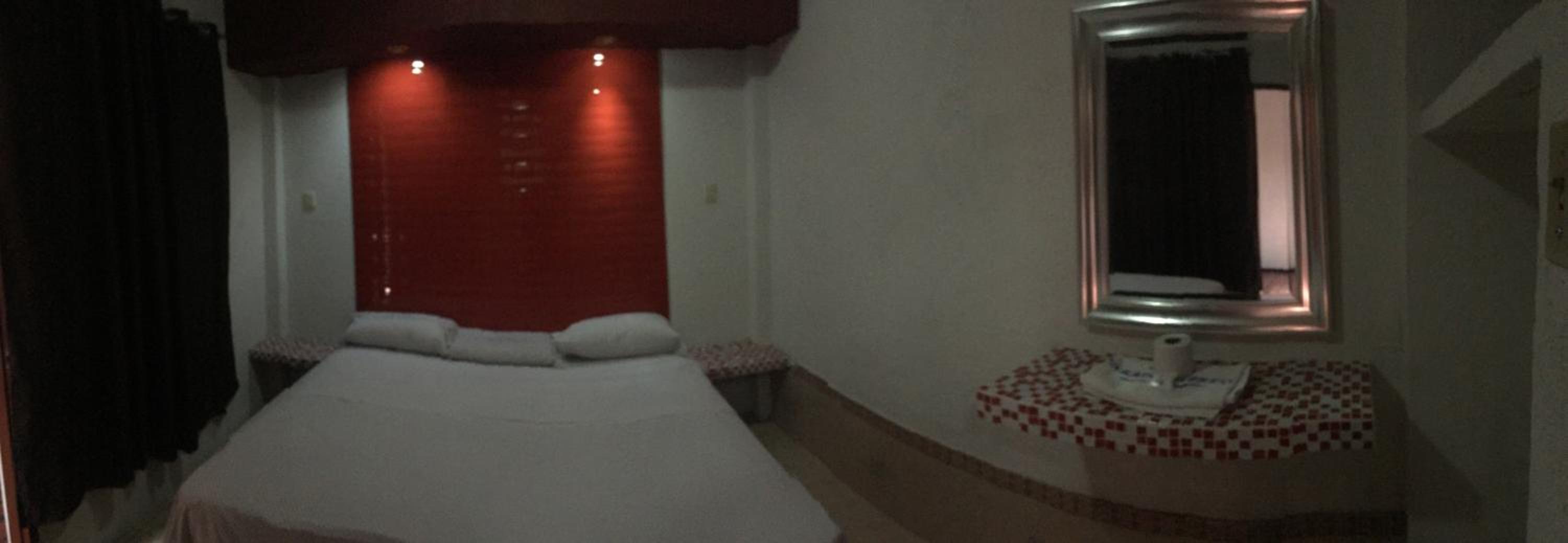 Deluxe King Room - Photo 12