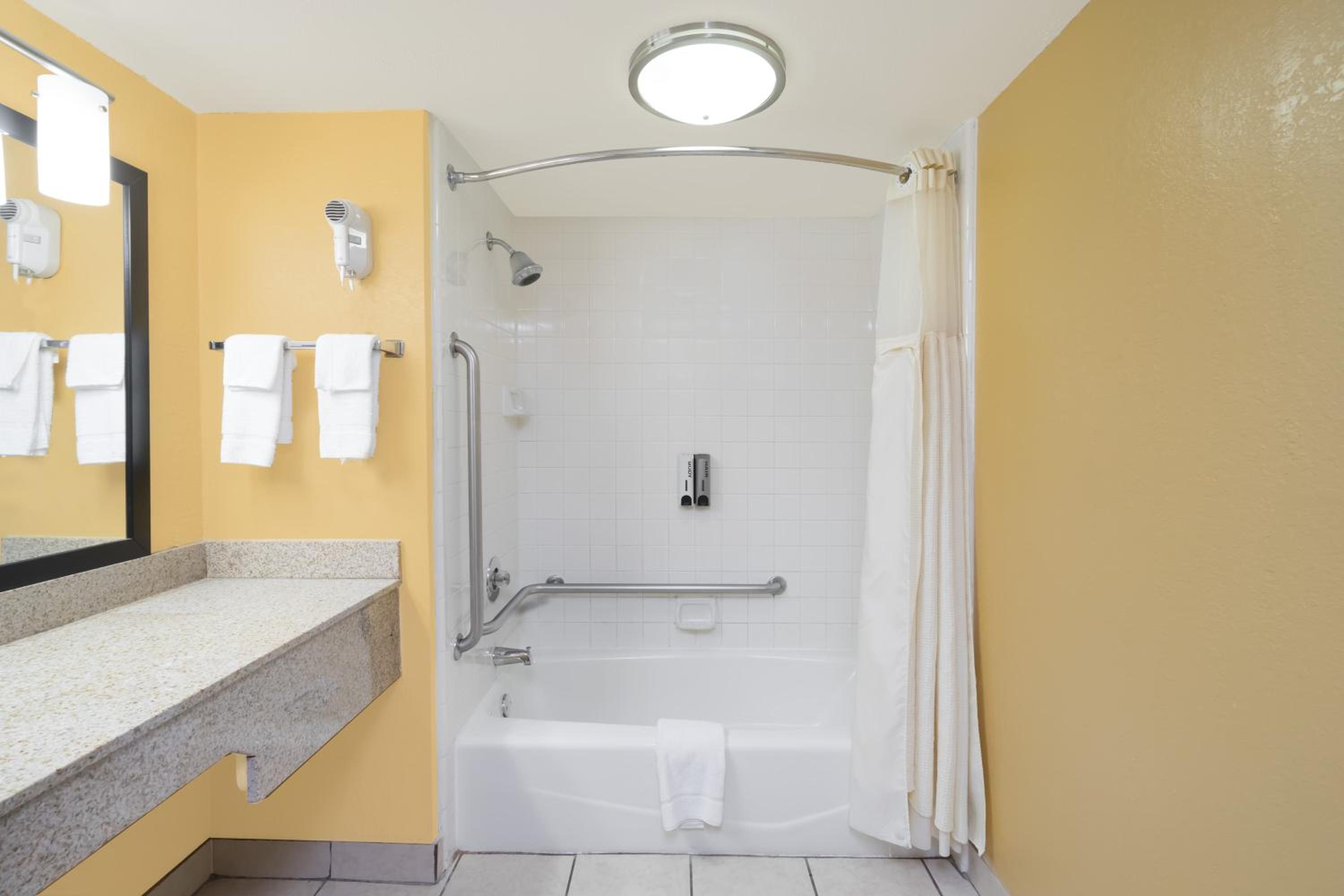 King Room - Disability Access/Non-Smoking - Photo 4