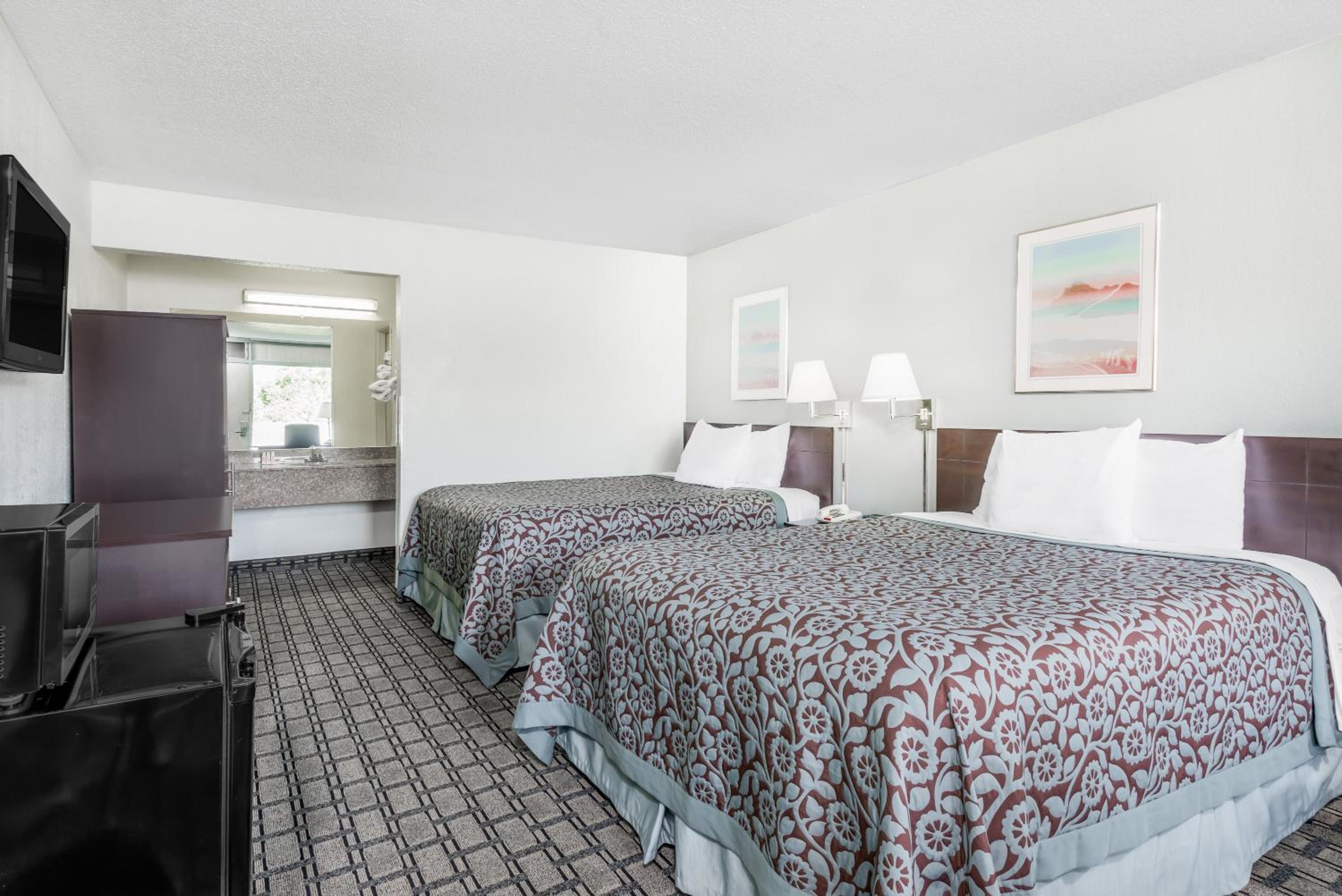 Queen Room with Two Queen Beds - Non-Smoking - Photo 3