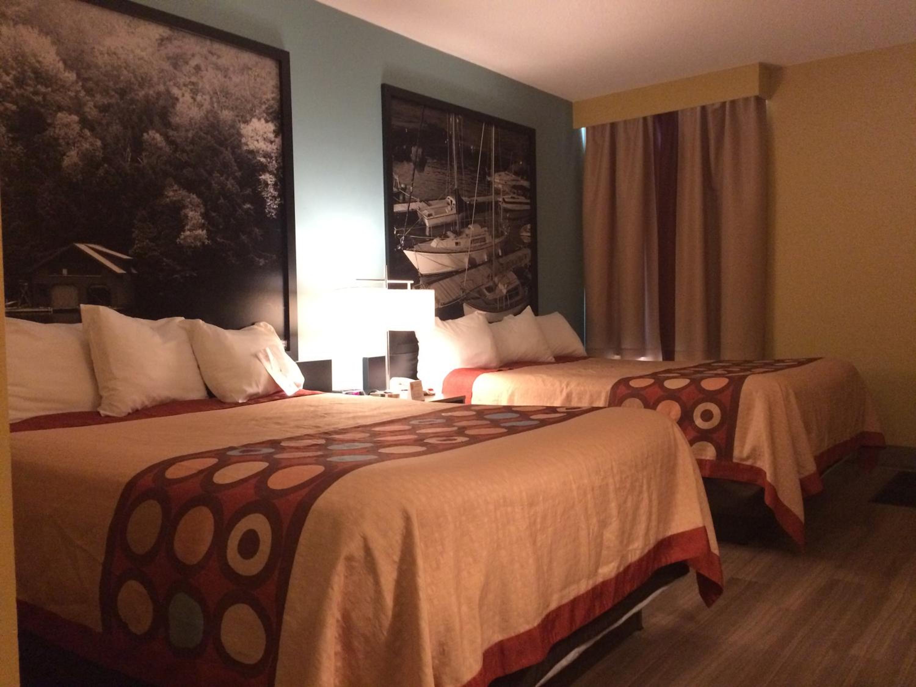 Queen Room with Two Queen Beds - Pet Friendly/Non-Smoking - Photo 3