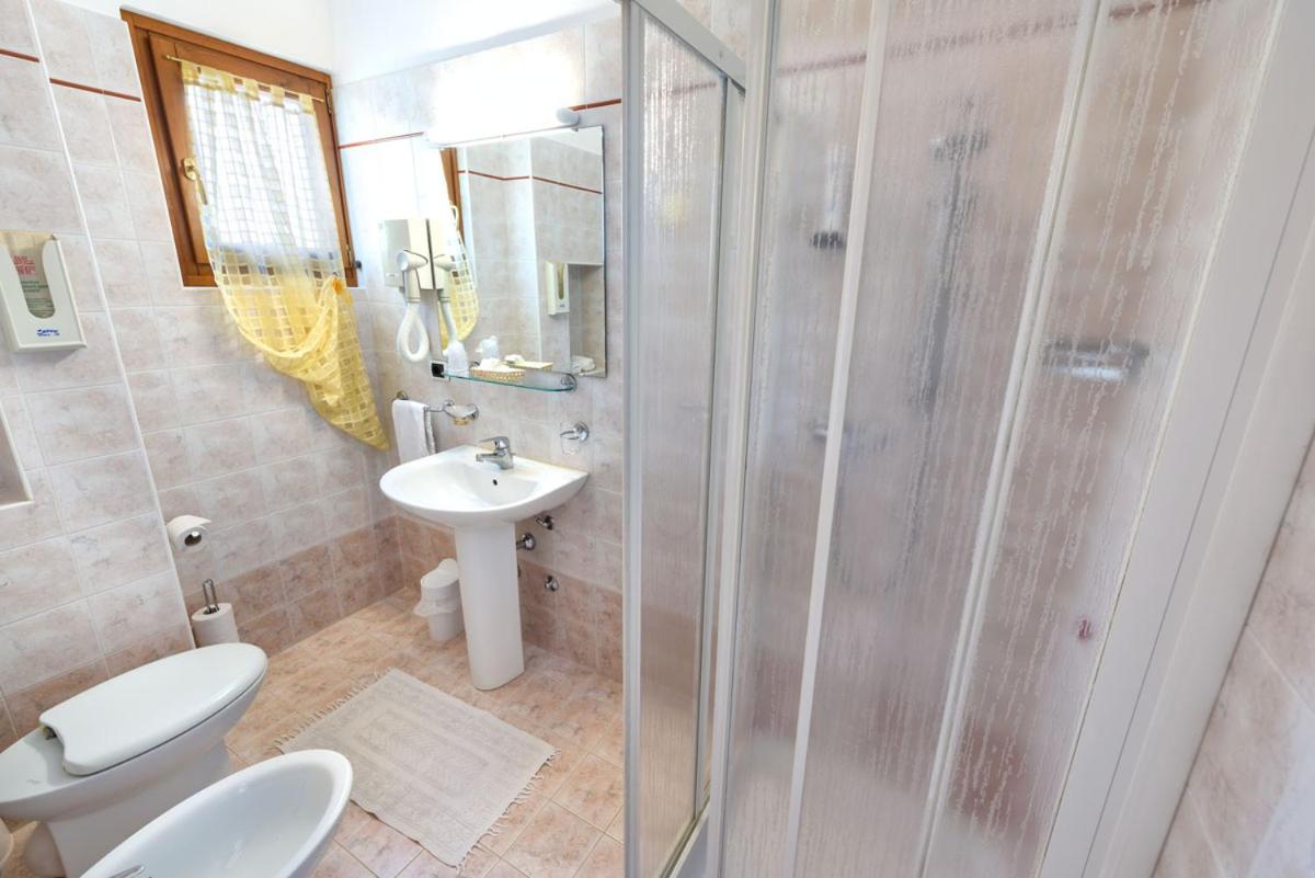 Double or Twin Room with Lake View - Photo 2