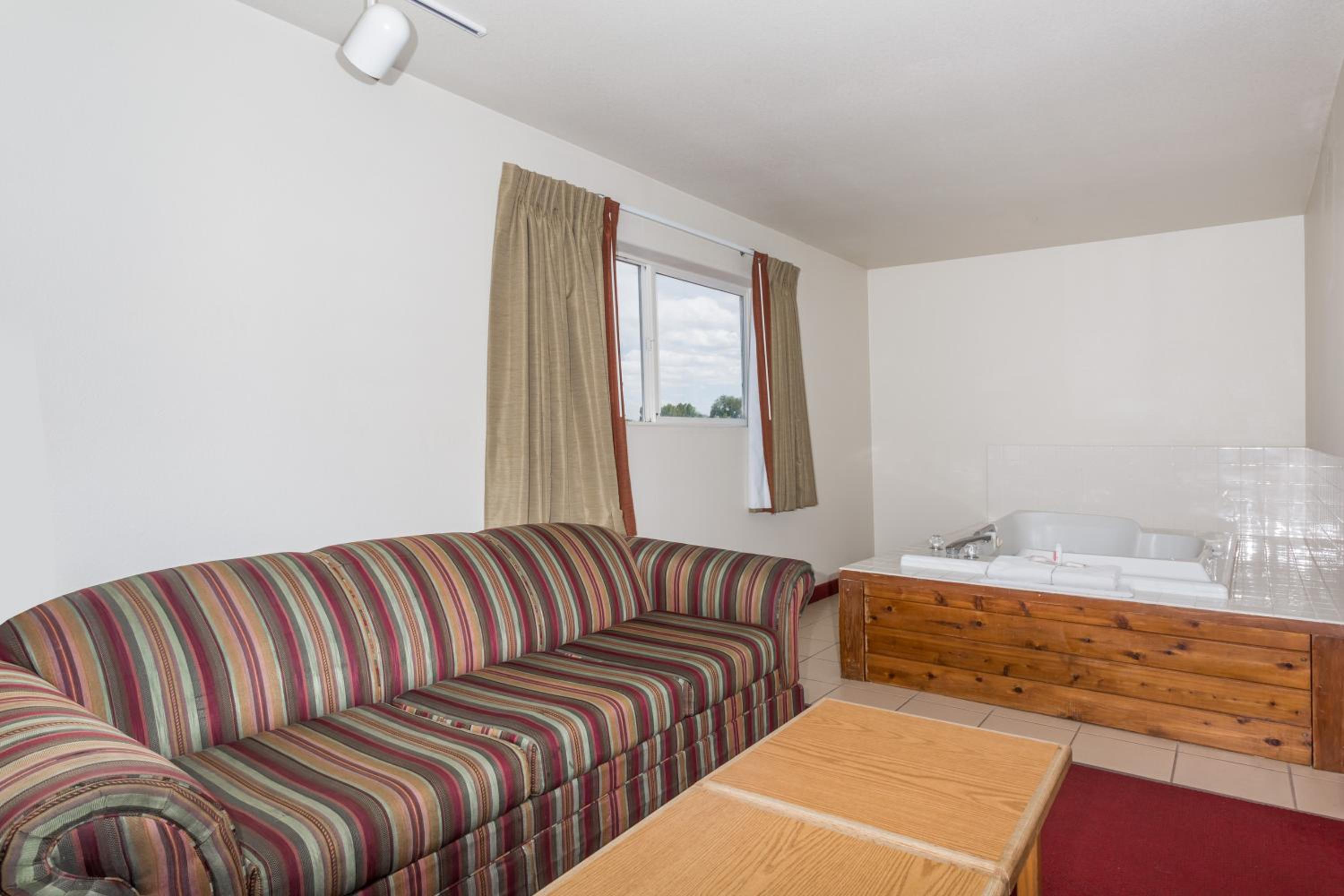 King Suite - Non-Smoking - Photo 2