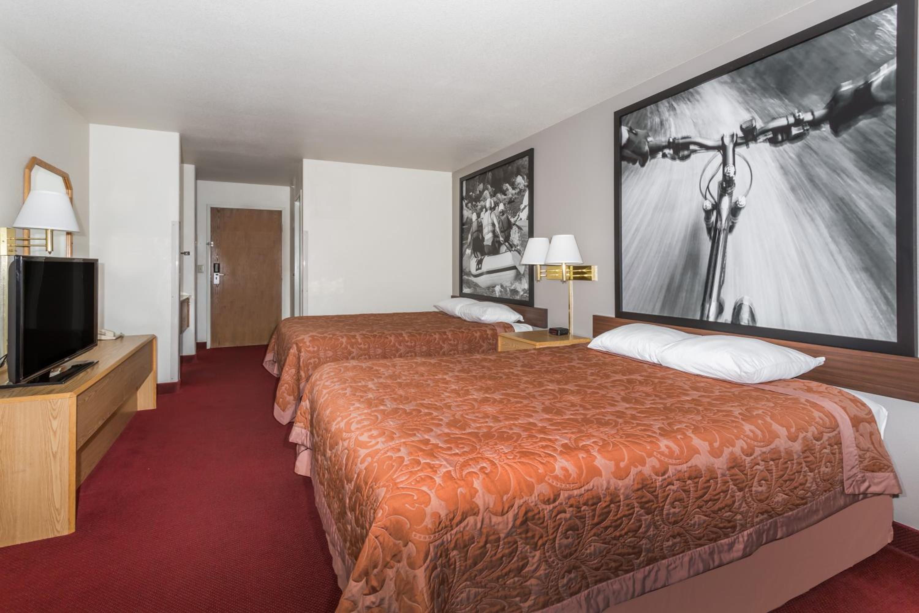 Queen Room with Two Queen Beds - Non-Smoking - Photo 2