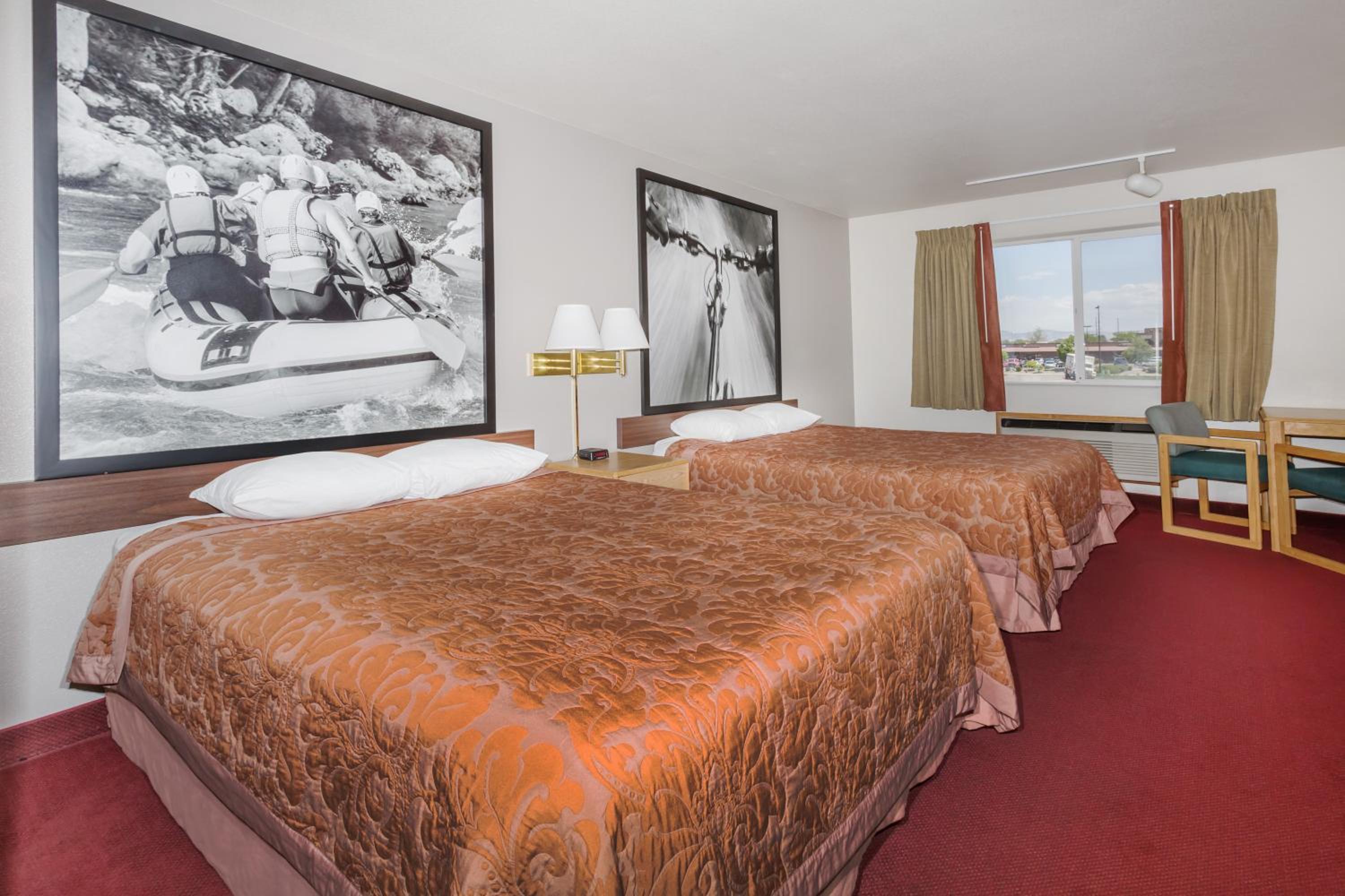 Queen Room with Two Queen Beds - Non-Smoking - Photo 3