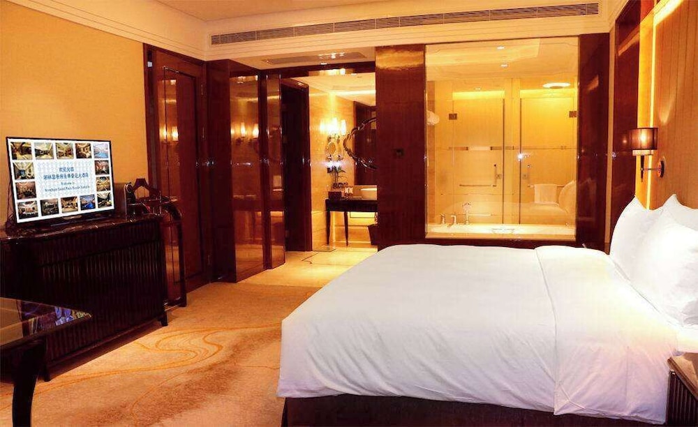 Deluxe Room, 1 King Bed photo 1