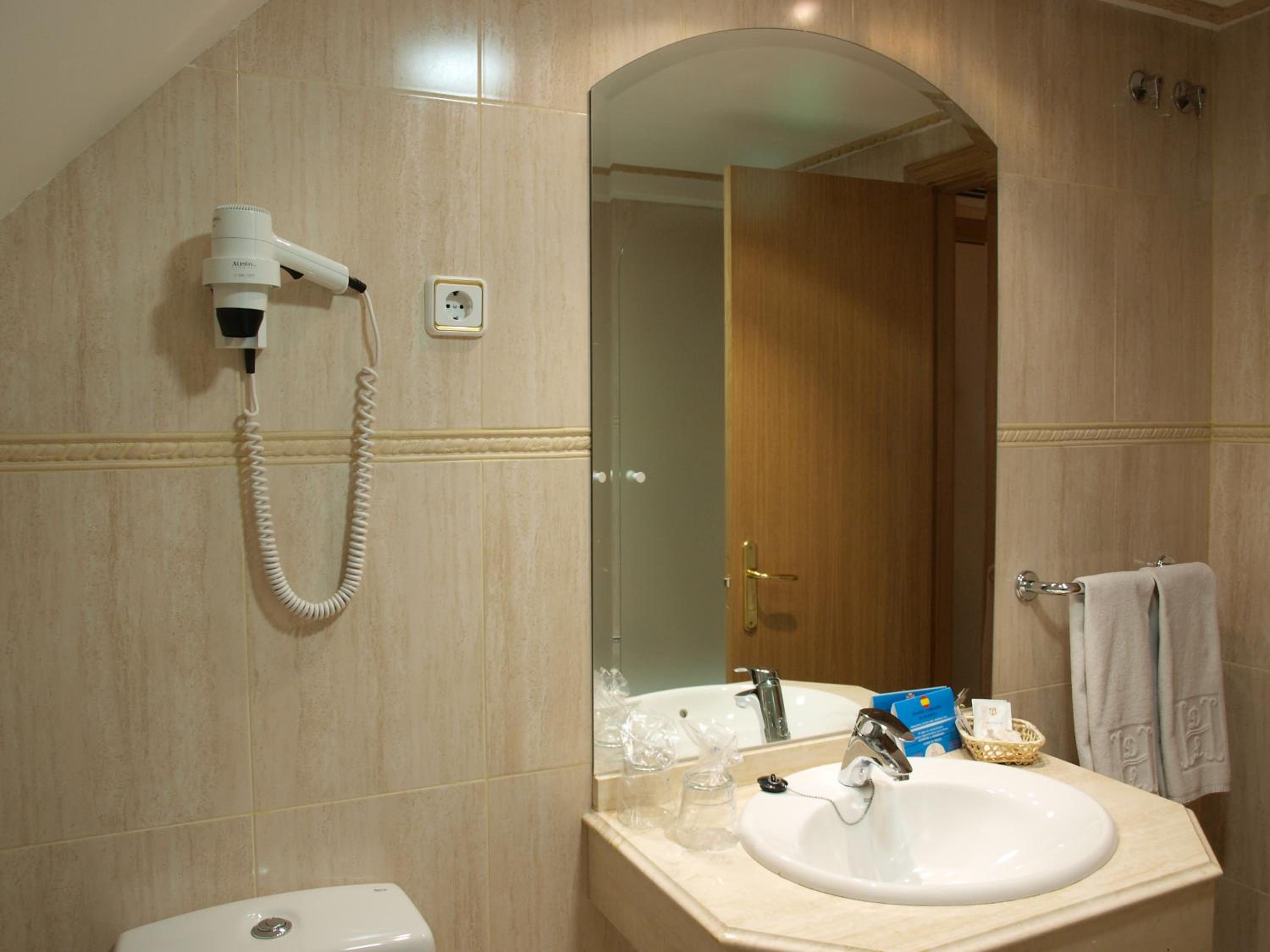 Twin Room - Photo 3