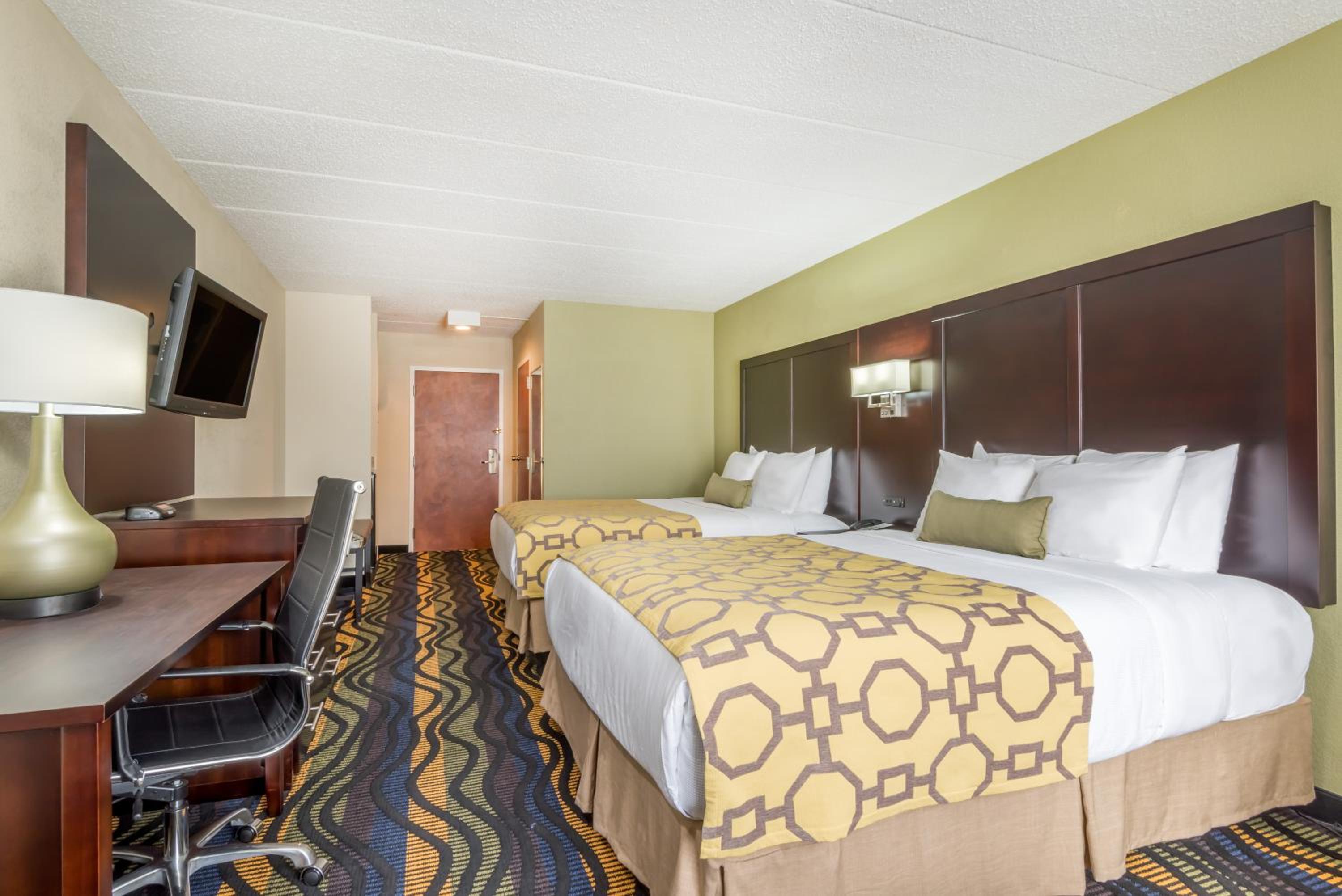 Queen Room with Two Queen Beds - Non-Smoking - Photo 5