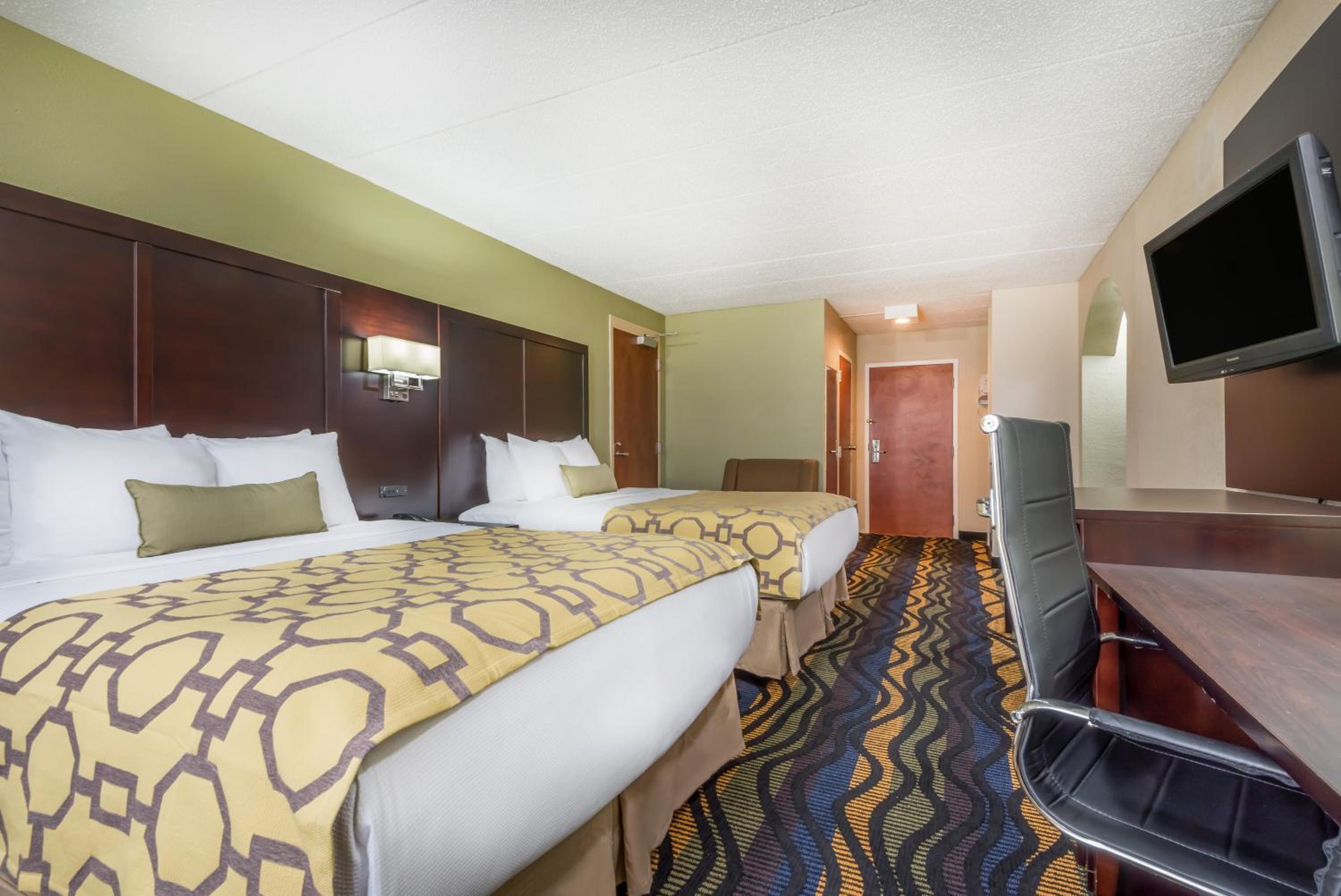 Queen Room with Two Queen Beds - Non-Smoking - Photo 4
