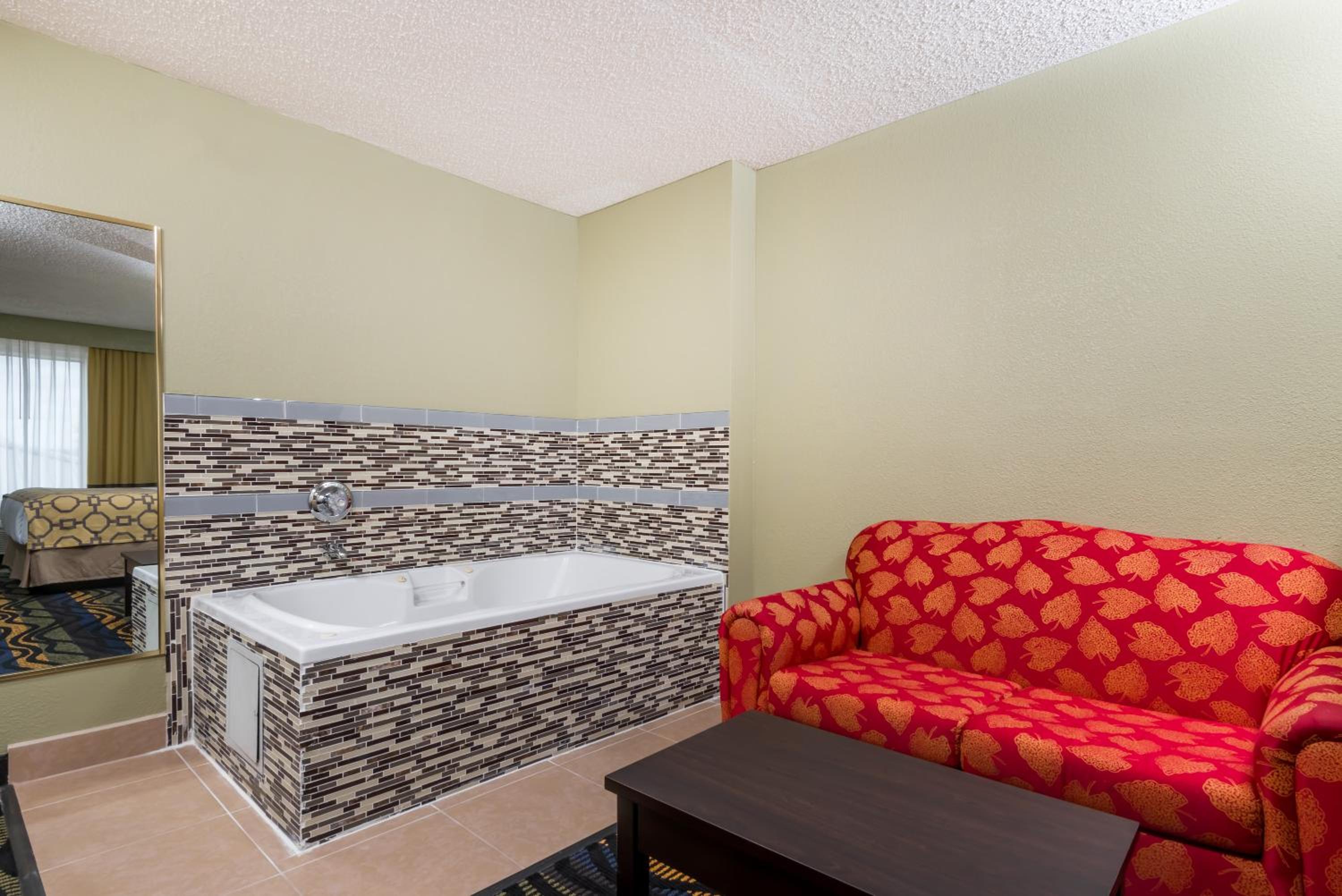 King Suite with Hot Tub - Non-Smoking - Photo 3