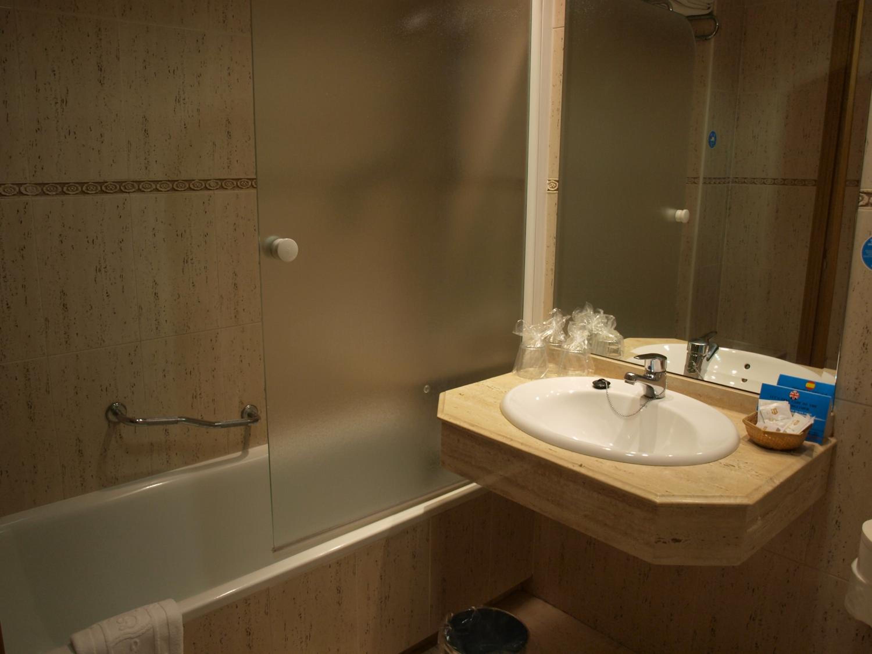 Twin Room - Photo 2