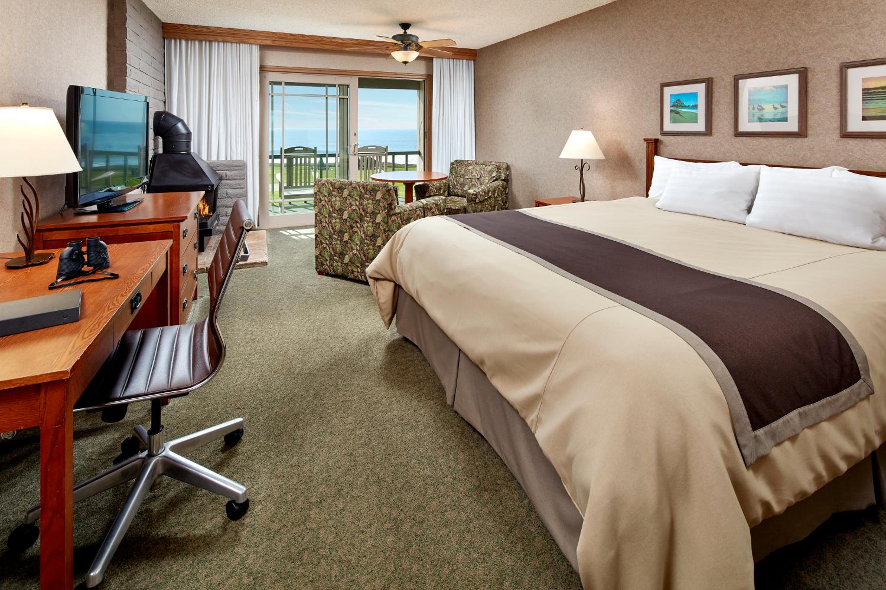 Deluxe King Room with Roll-In Shower - Disability Access at Cavalier Oceanfront Resort in San Simeon