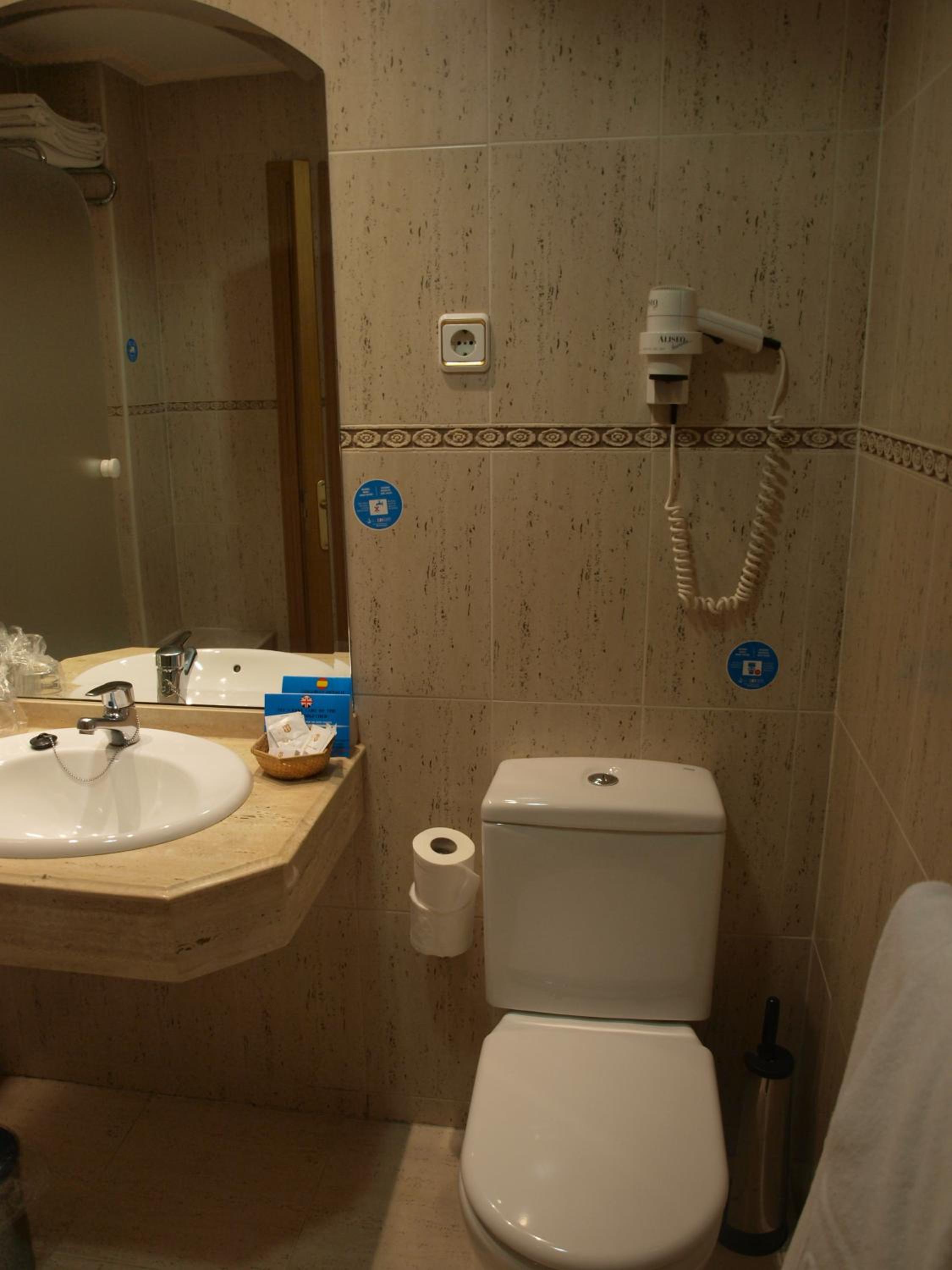 Twin Room - Photo 5