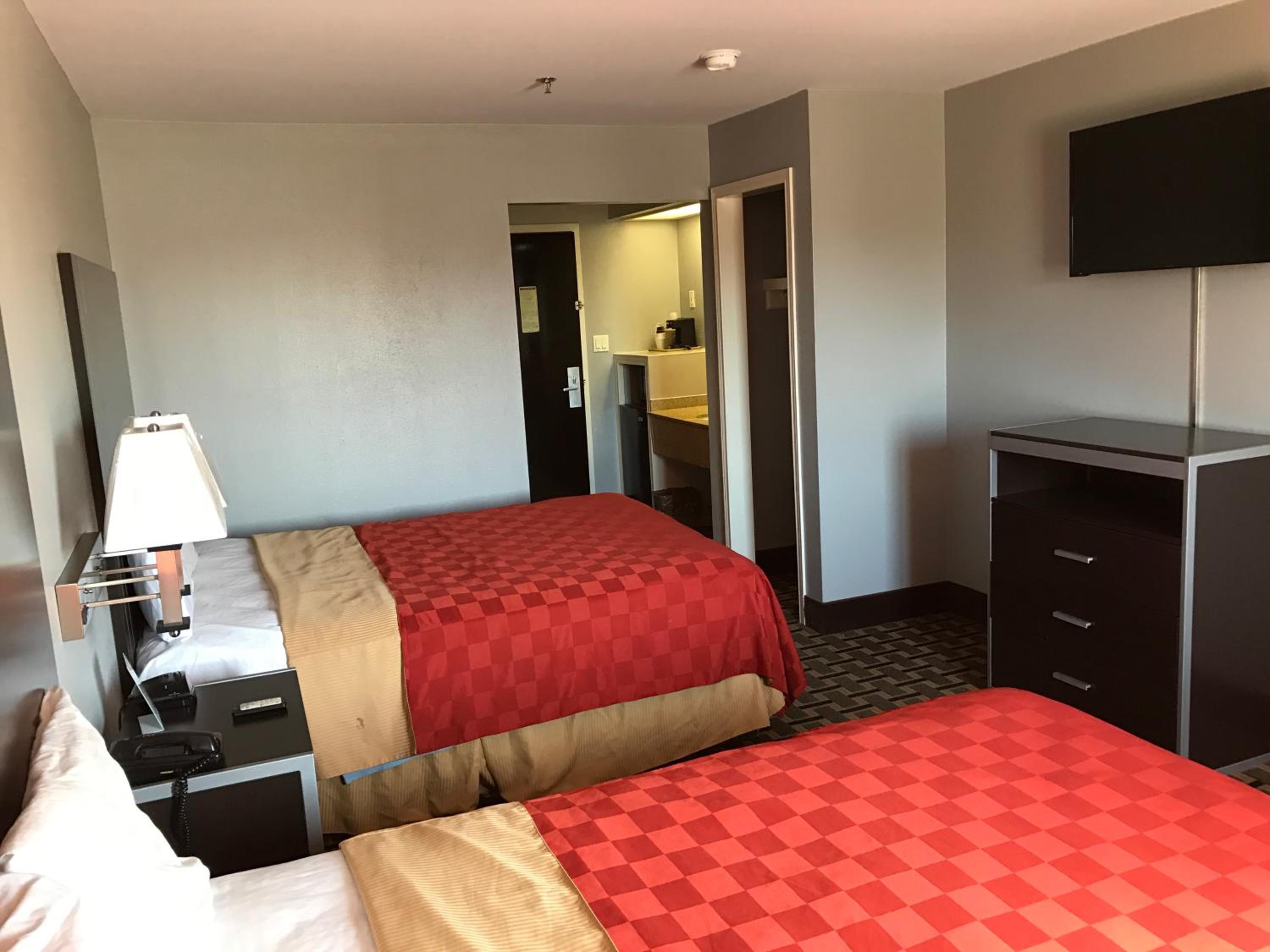 Queen Room with Two Queen Beds - Non-Smoking - Photo 12