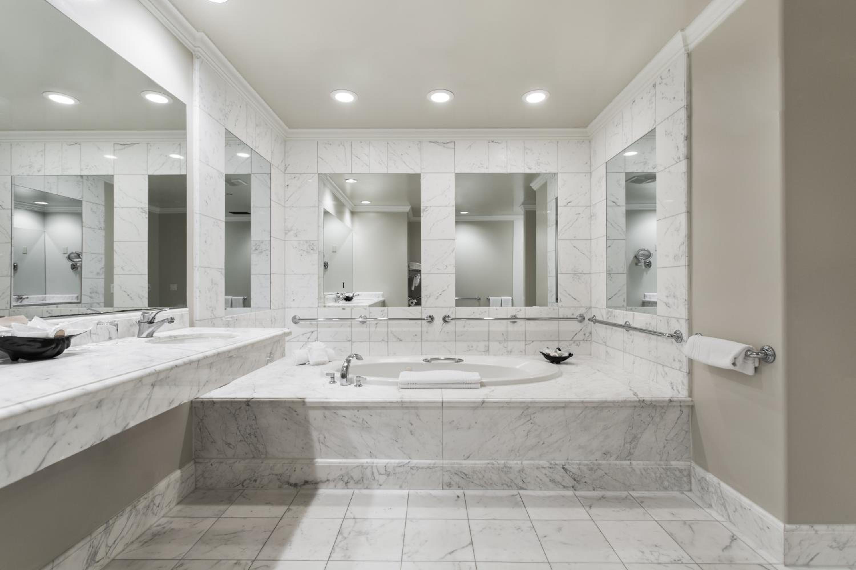 Superior King Suite - Photo 4