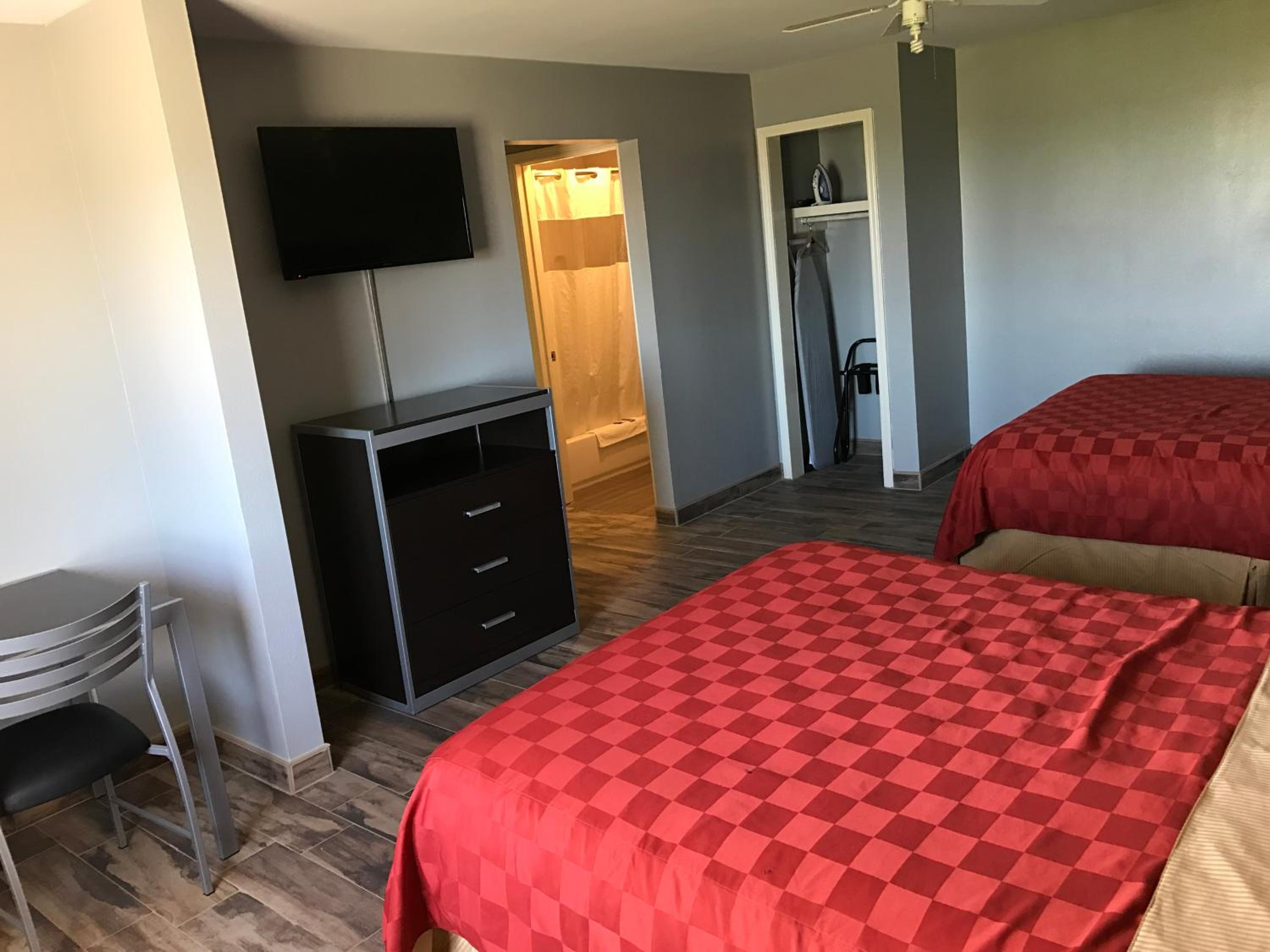 Queen Room with Two Queen Beds - Non-Smoking - Photo 1