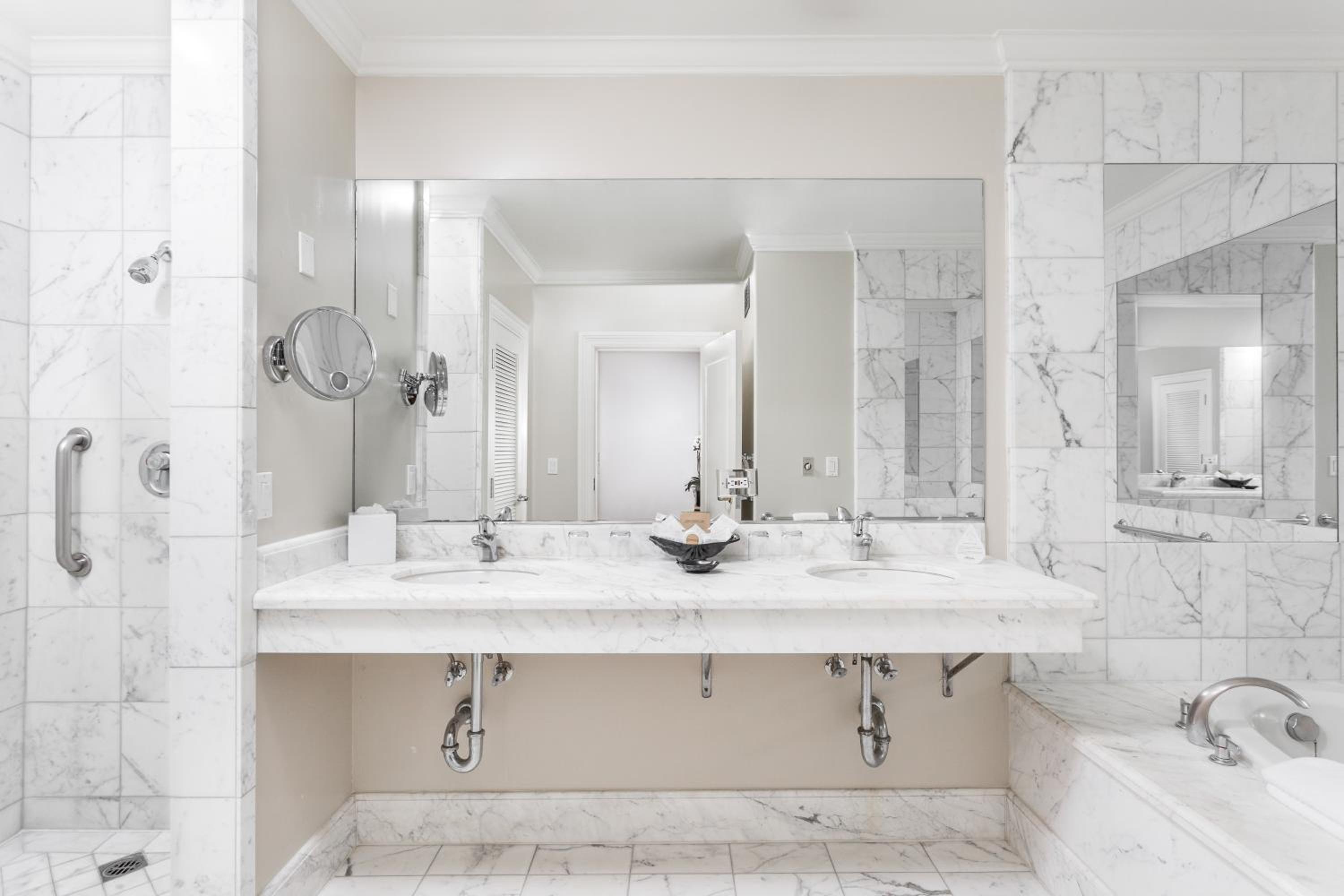Superior King Suite - Photo 3
