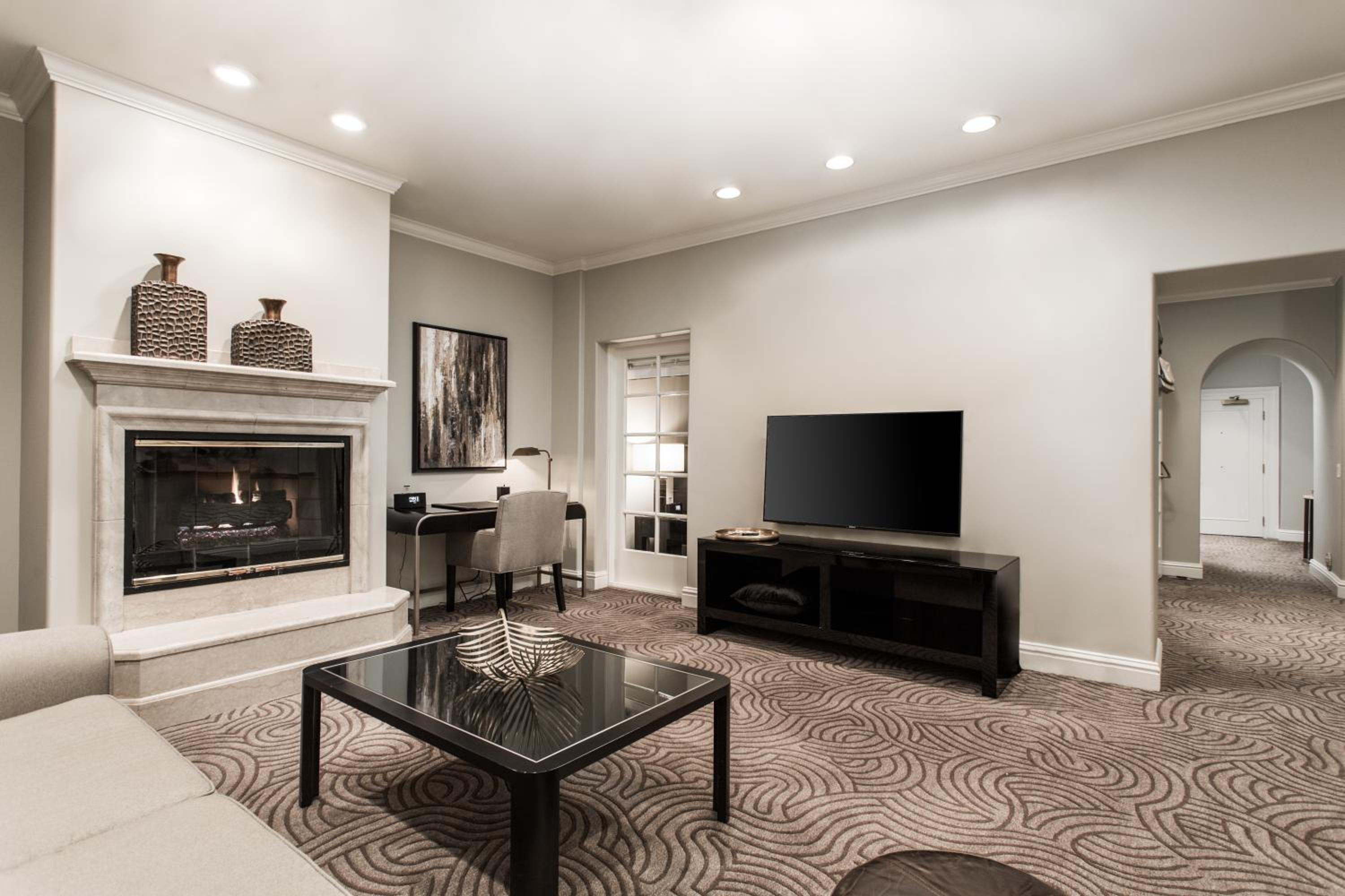Deluxe King Suite - Photo 3