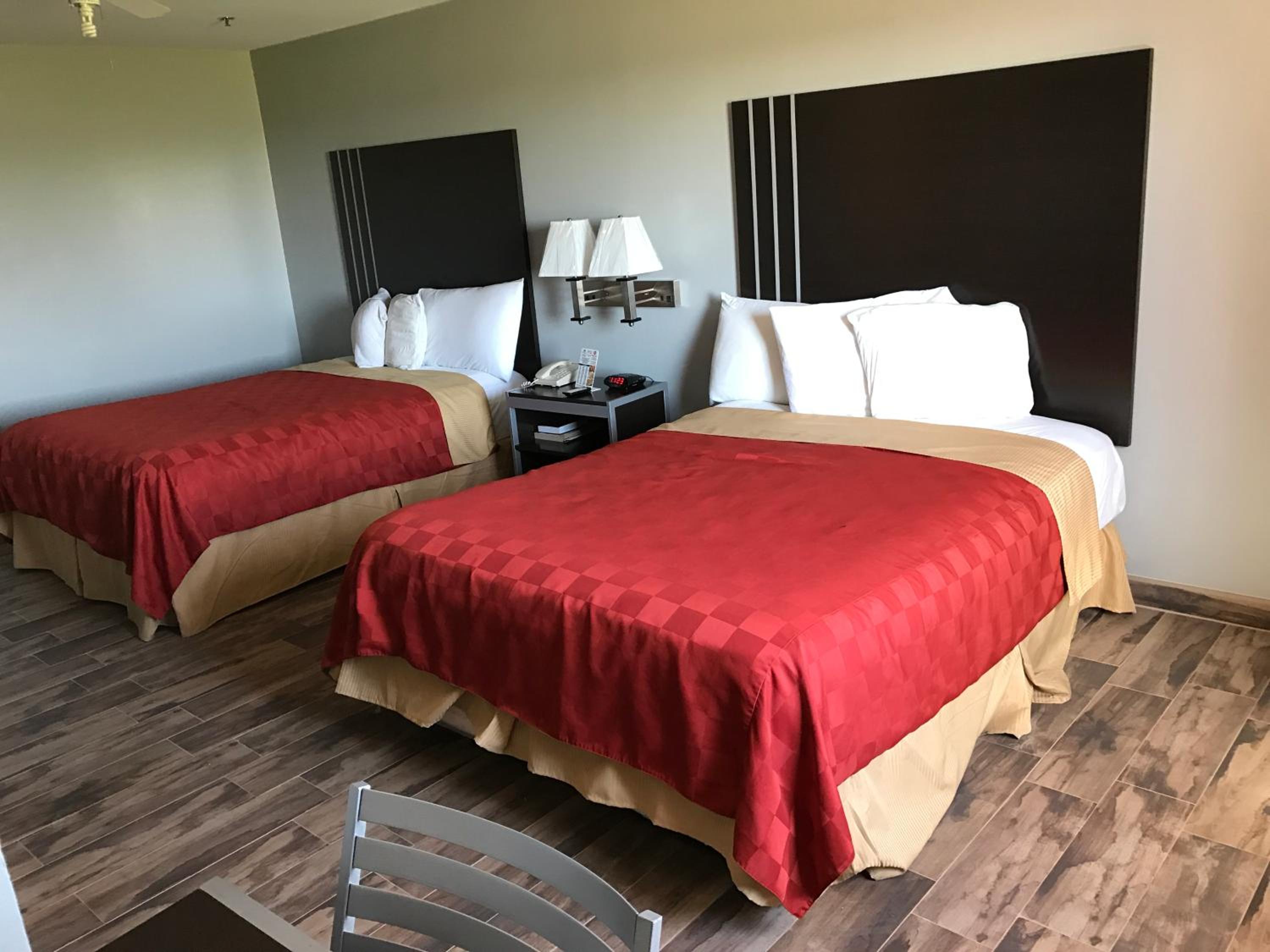Queen Room with Two Queen Beds - Non-Smoking - Photo 10