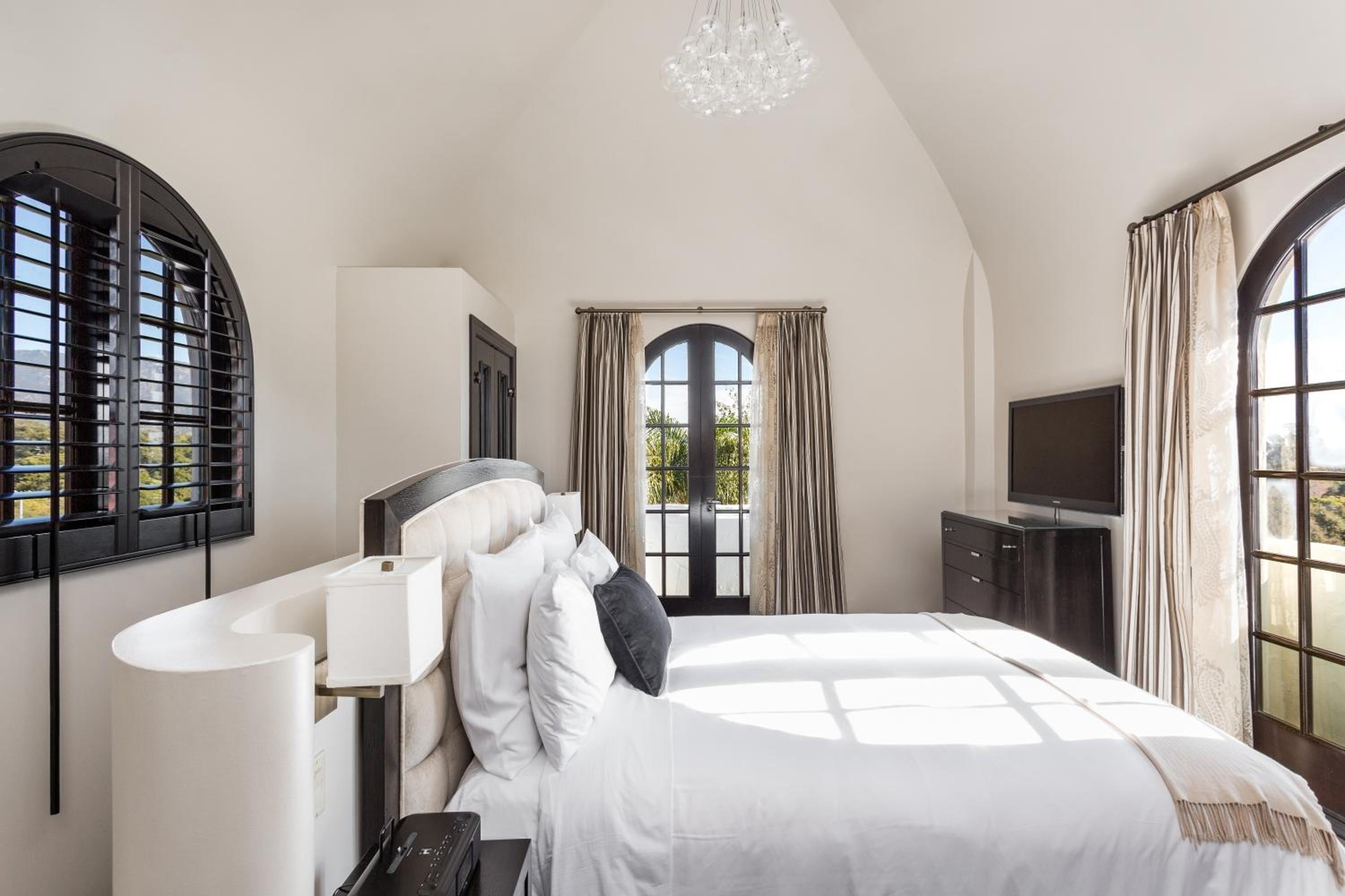 Tower Suite - Photo 1