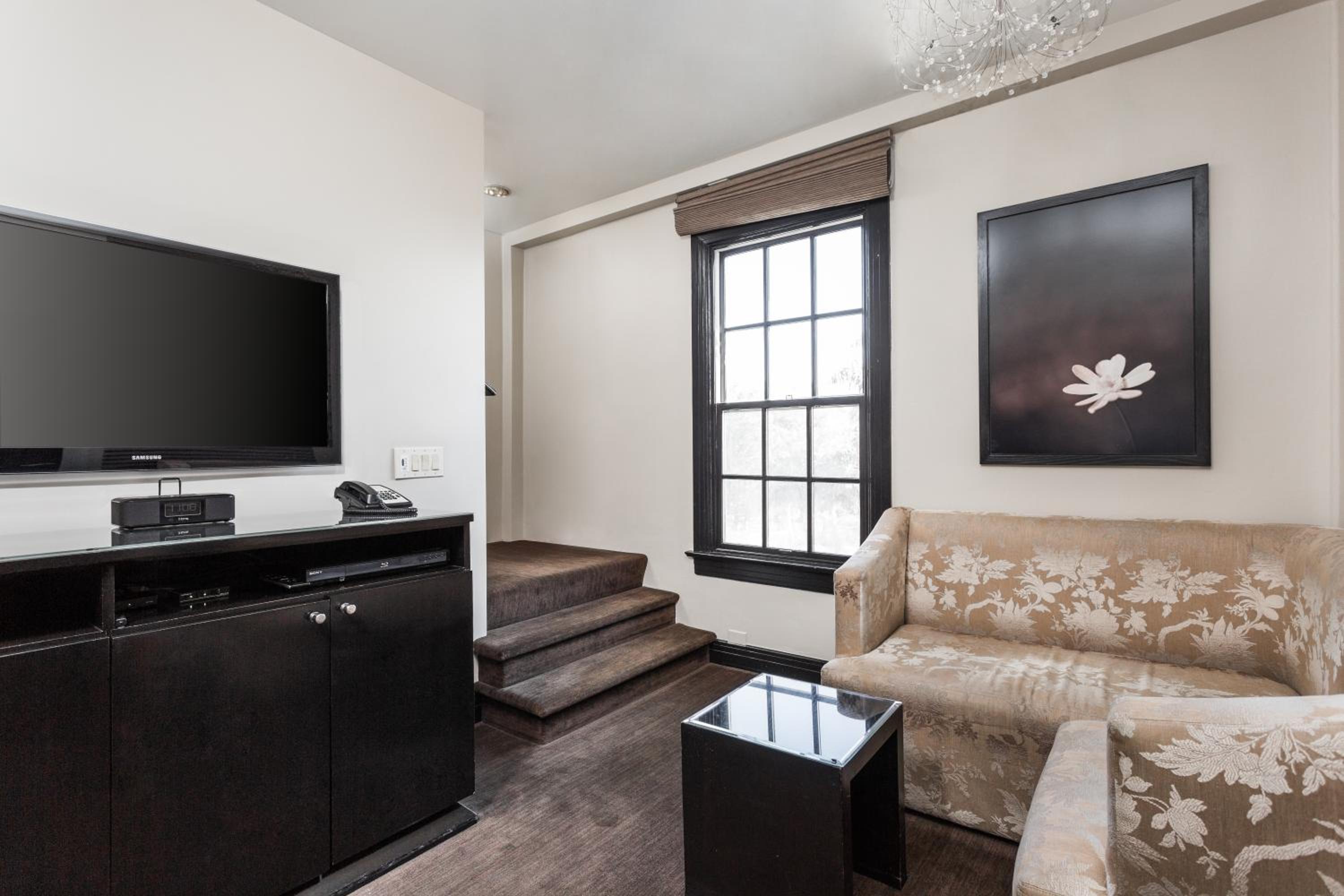 Tower Suite - Photo 3