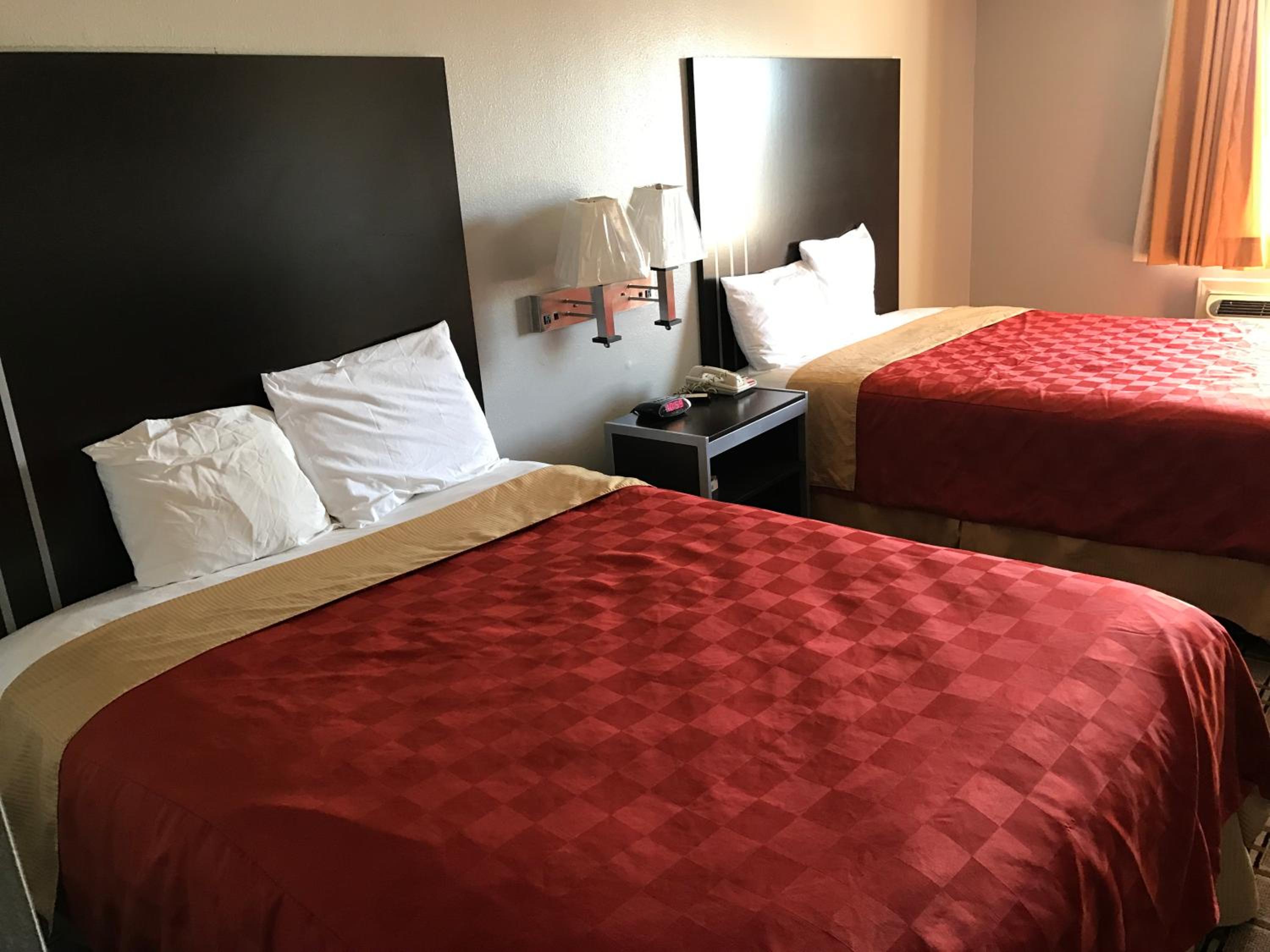 Queen Room with Two Queen Beds - Non-Smoking - Photo 3