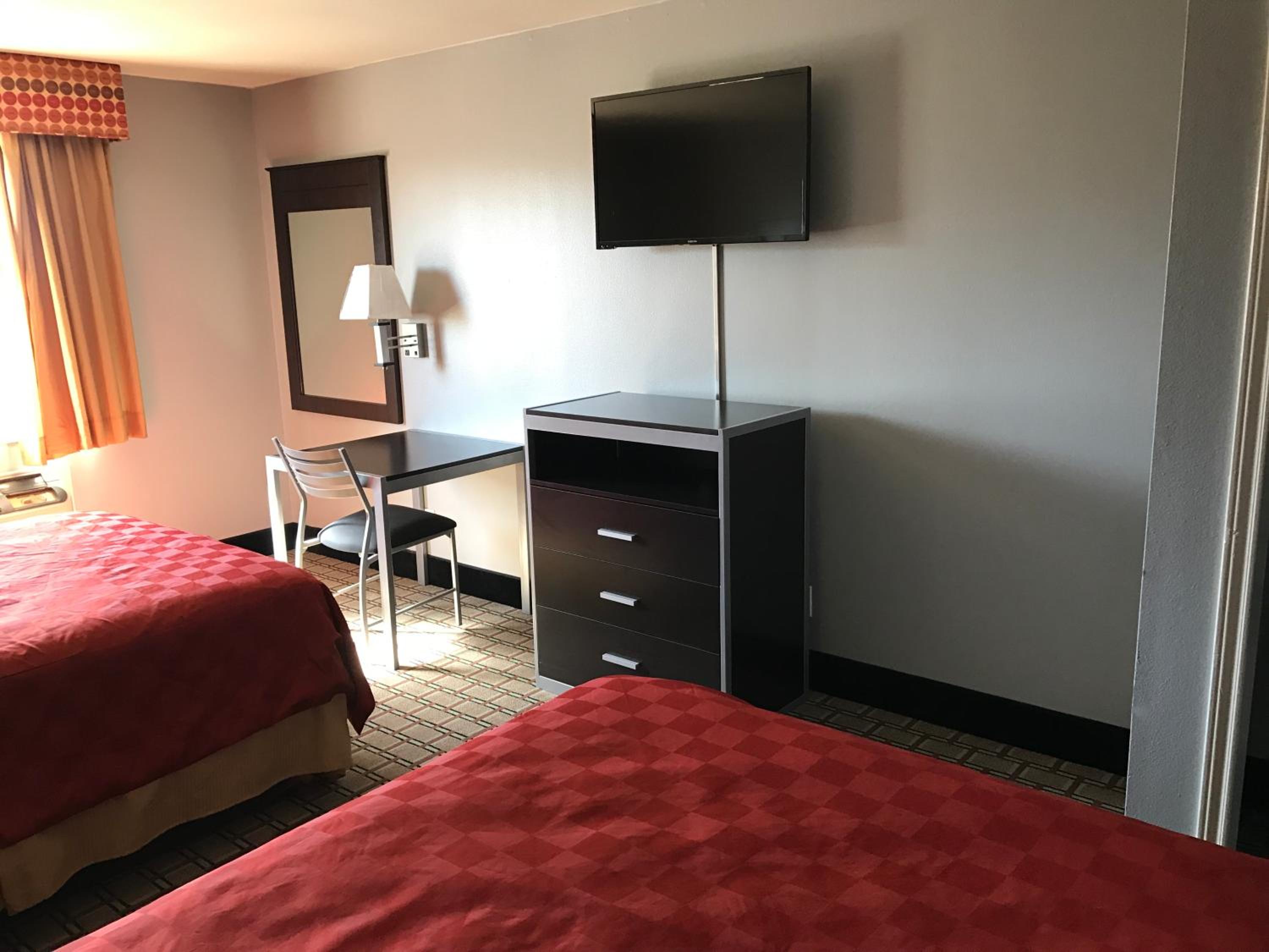 Queen Room with Two Queen Beds - Non-Smoking - Photo 4