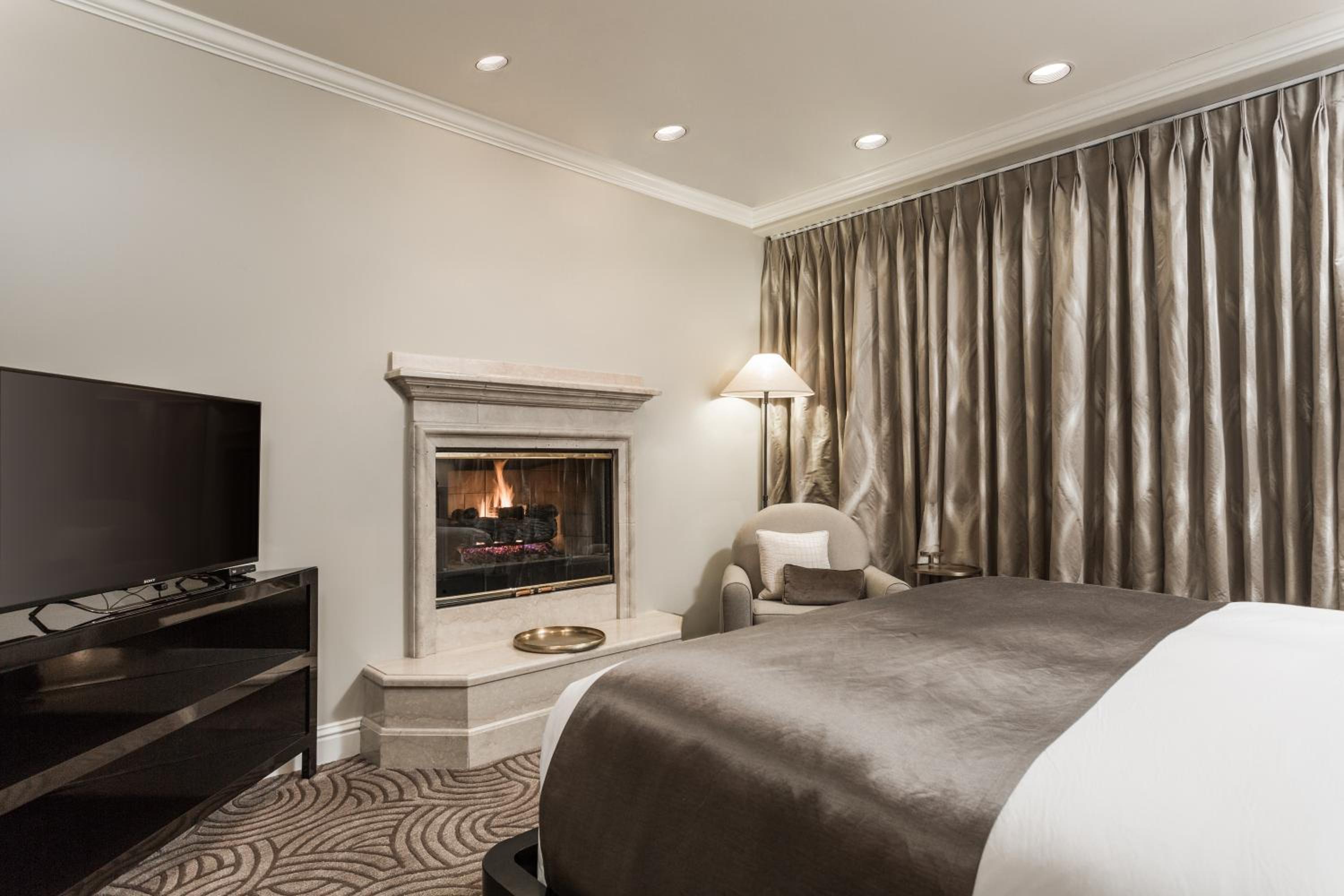 Luxury King Room - Photo 2