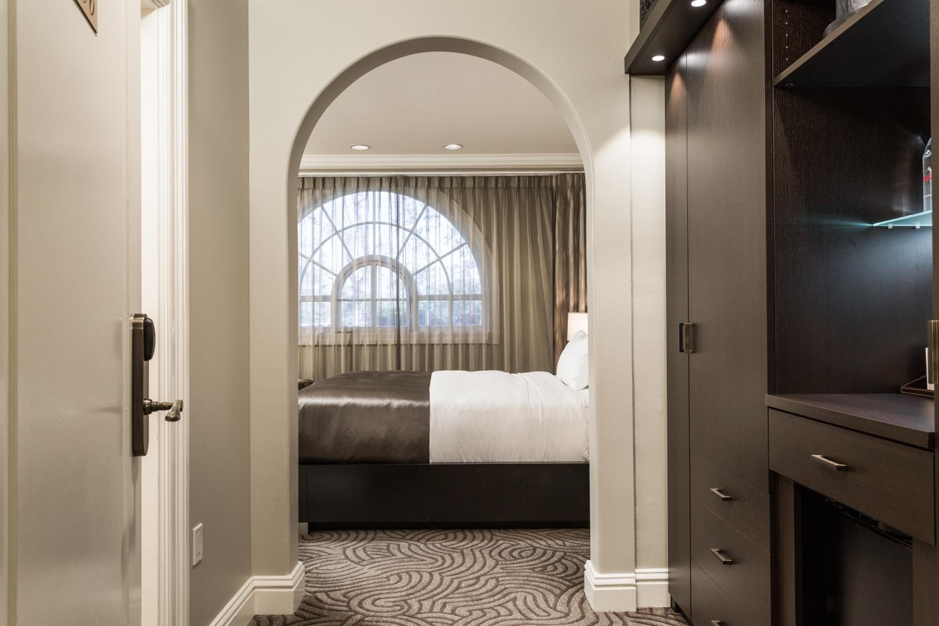 Luxury King Room - Photo 1
