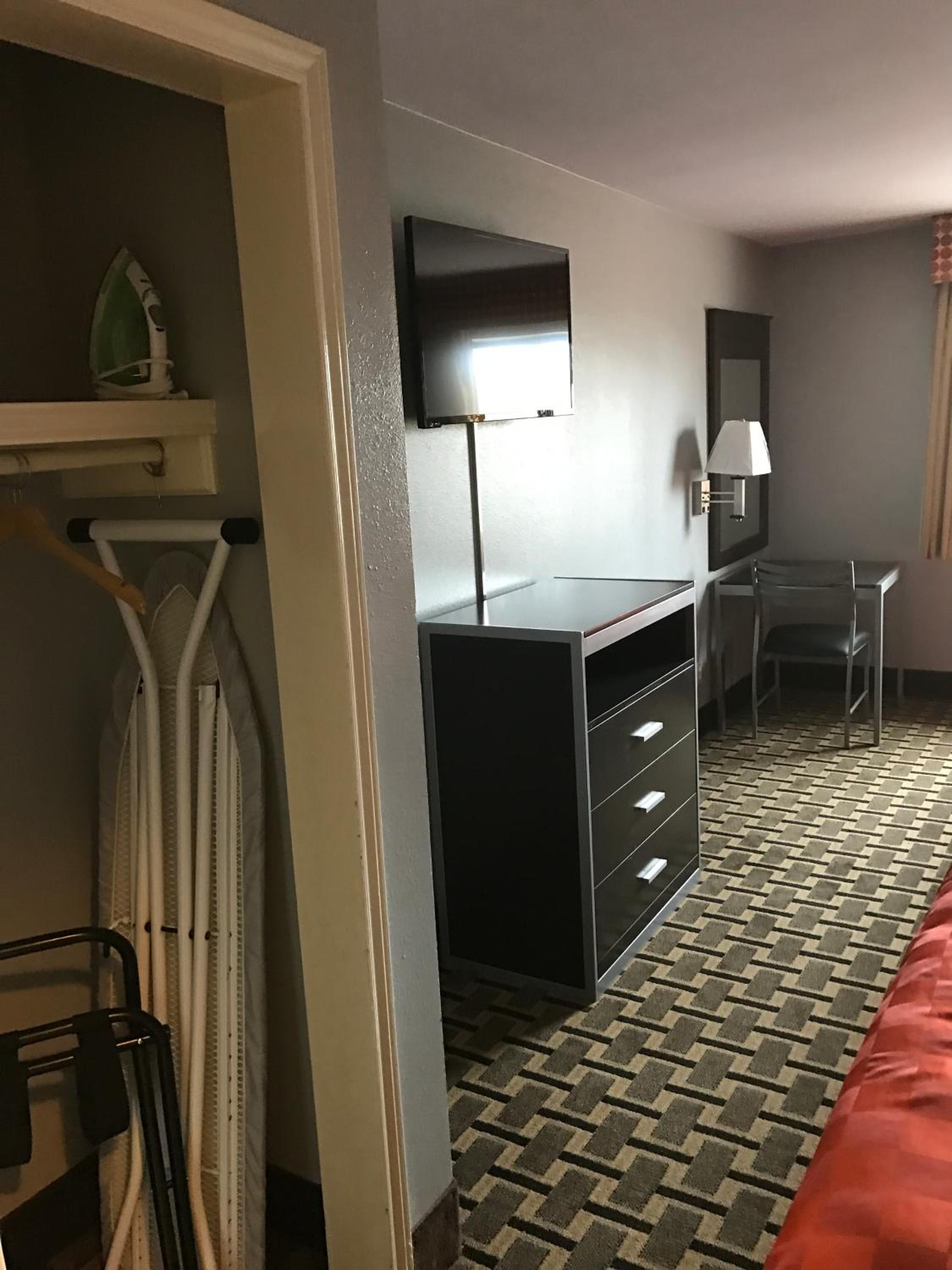 Queen Room with Two Queen Beds - Non-Smoking - Photo 6