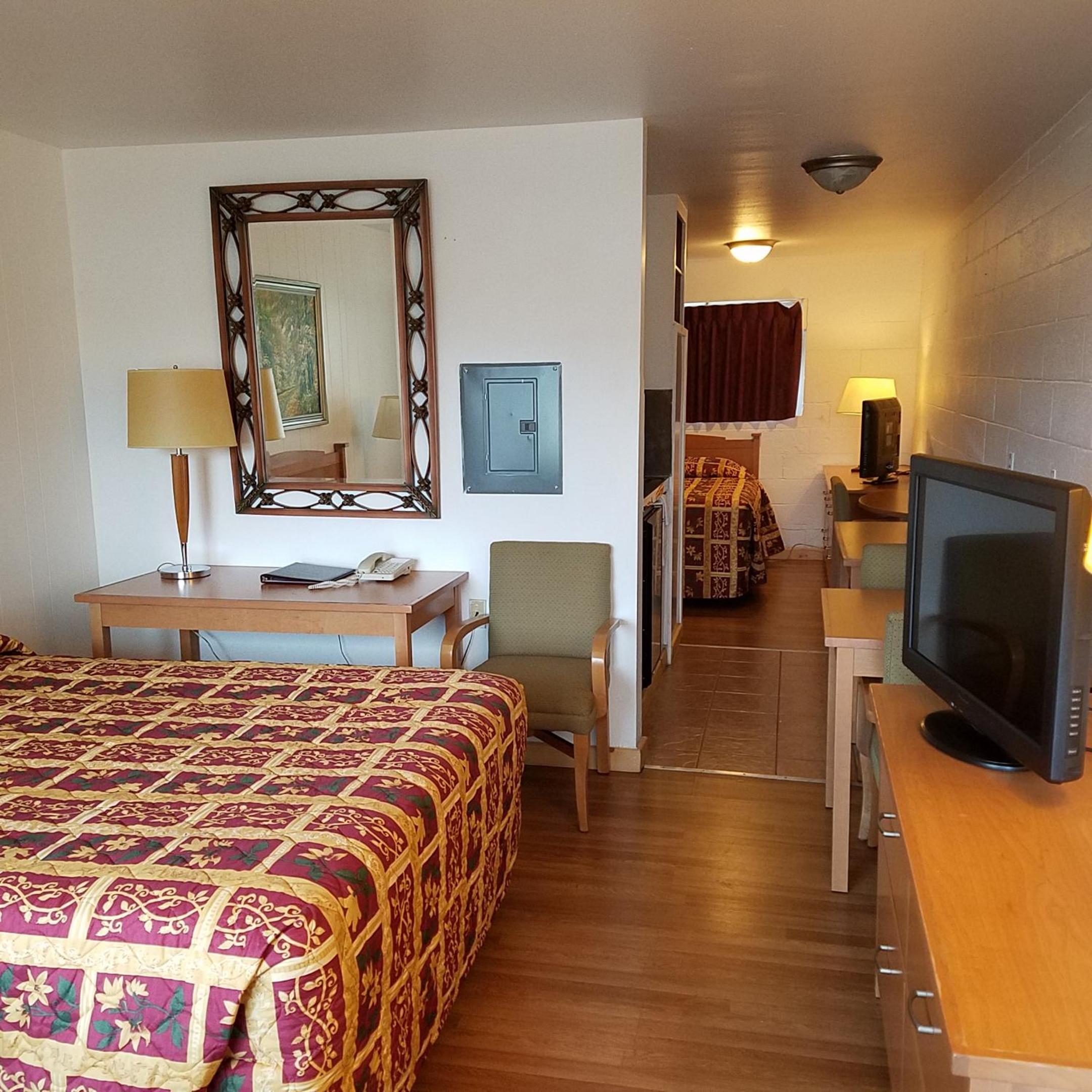 Queen Room with Two Queen Beds - Non-Smoking & Non-Pet Friendly photo 2