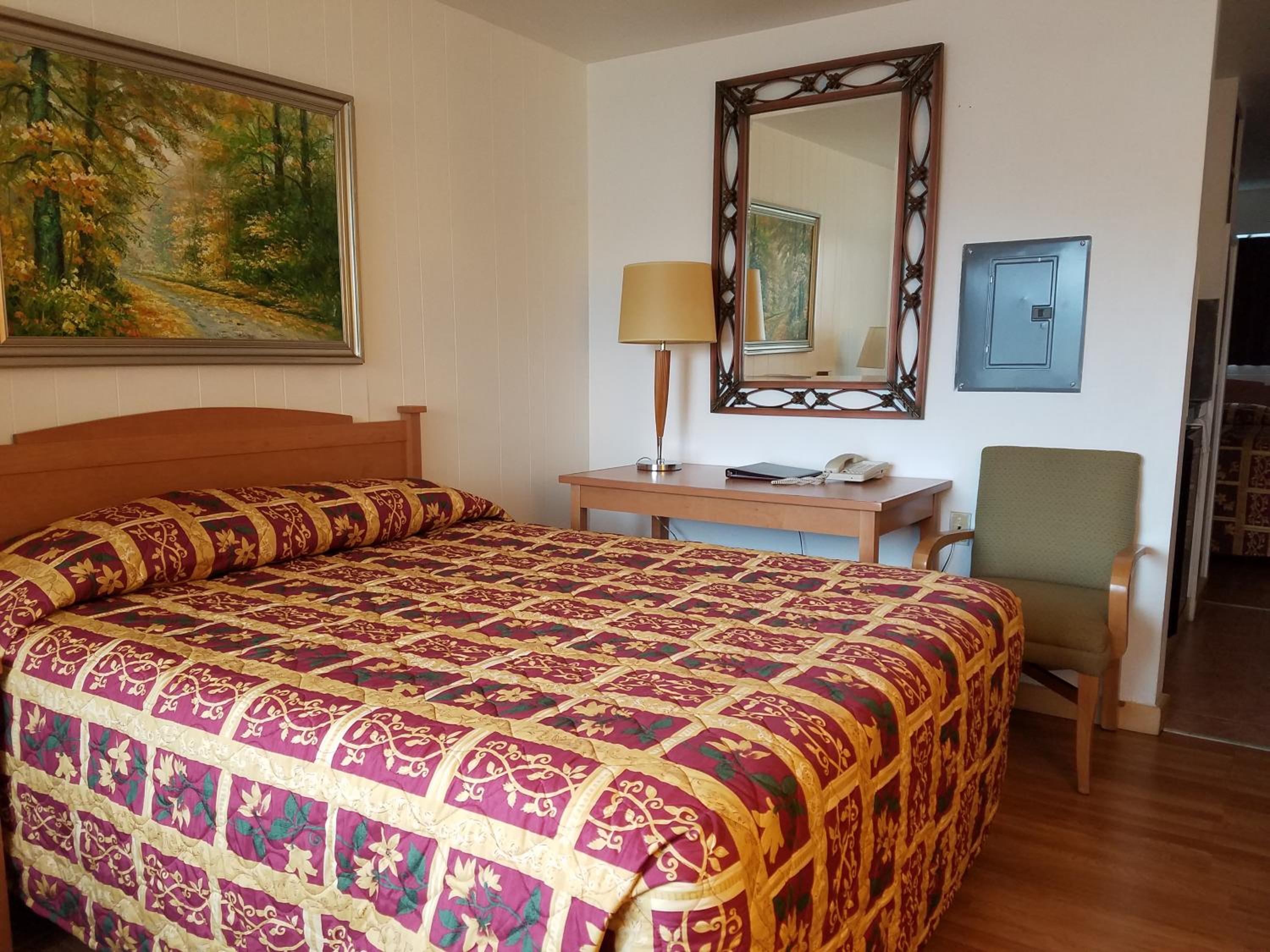 Queen Room with Two Queen Beds - Non-Smoking & Non-Pet Friendly photo 1
